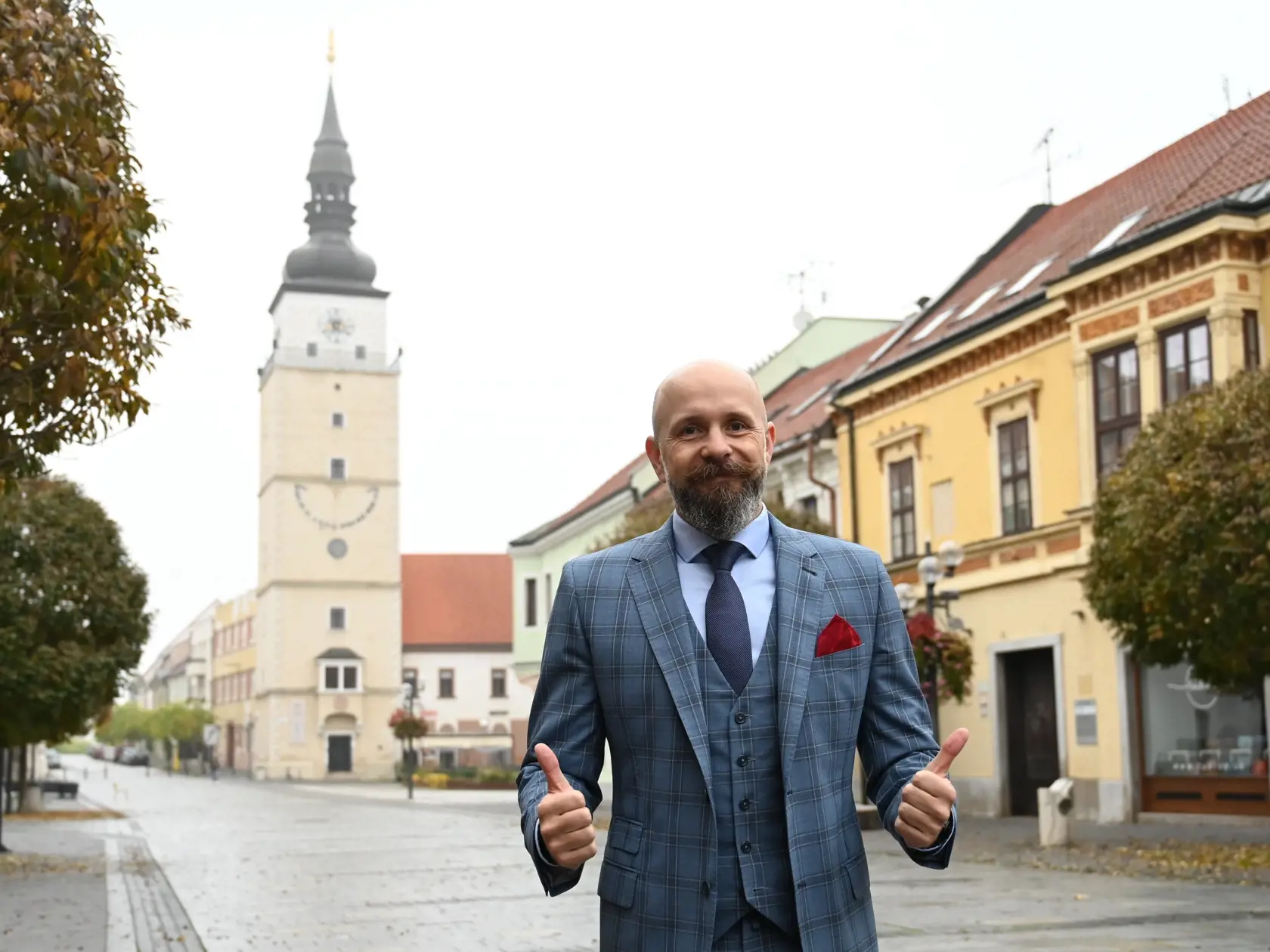 Ich porovnávanie je však plné paradoxov, keď niektorí primátori majú platy vyššie než premiér a predseda parlamentu či naopak, niektorí starostovia malých obcí viac, než primátori okresných miest.