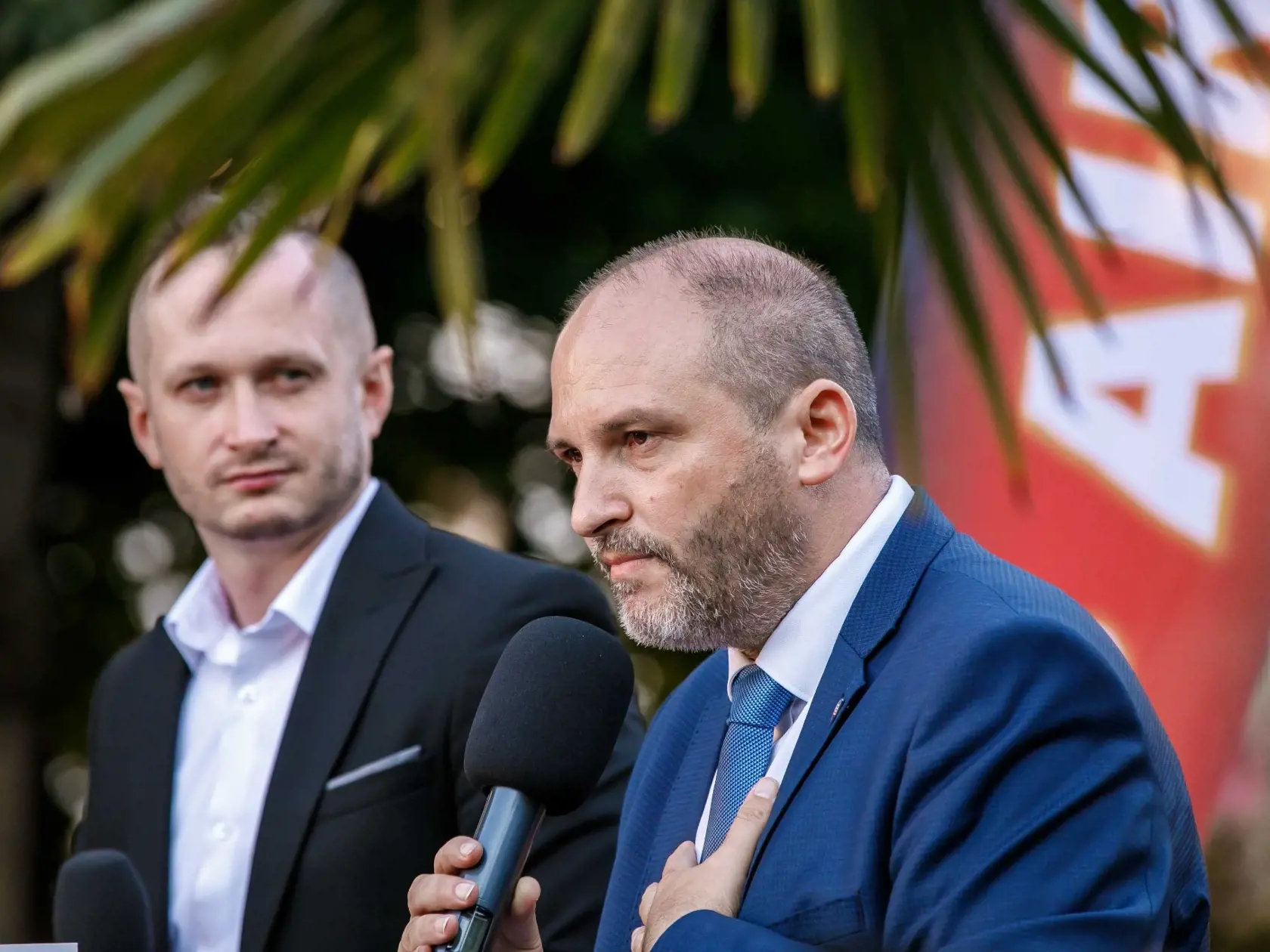Porovnanie mesačných platov niektorých politikov: Primátor Košíc Jaroslav Polaček: Celkový hrubý príjem – 7 394 eur. Z toho primátorský plat – 6 748 eur (minimálny zákonný plat 4 820 eur bol navýšený o 40 %), odmena poslanca kraja – 646 eur mesačne (ako primátor len vo výške minimálnej mzdy).