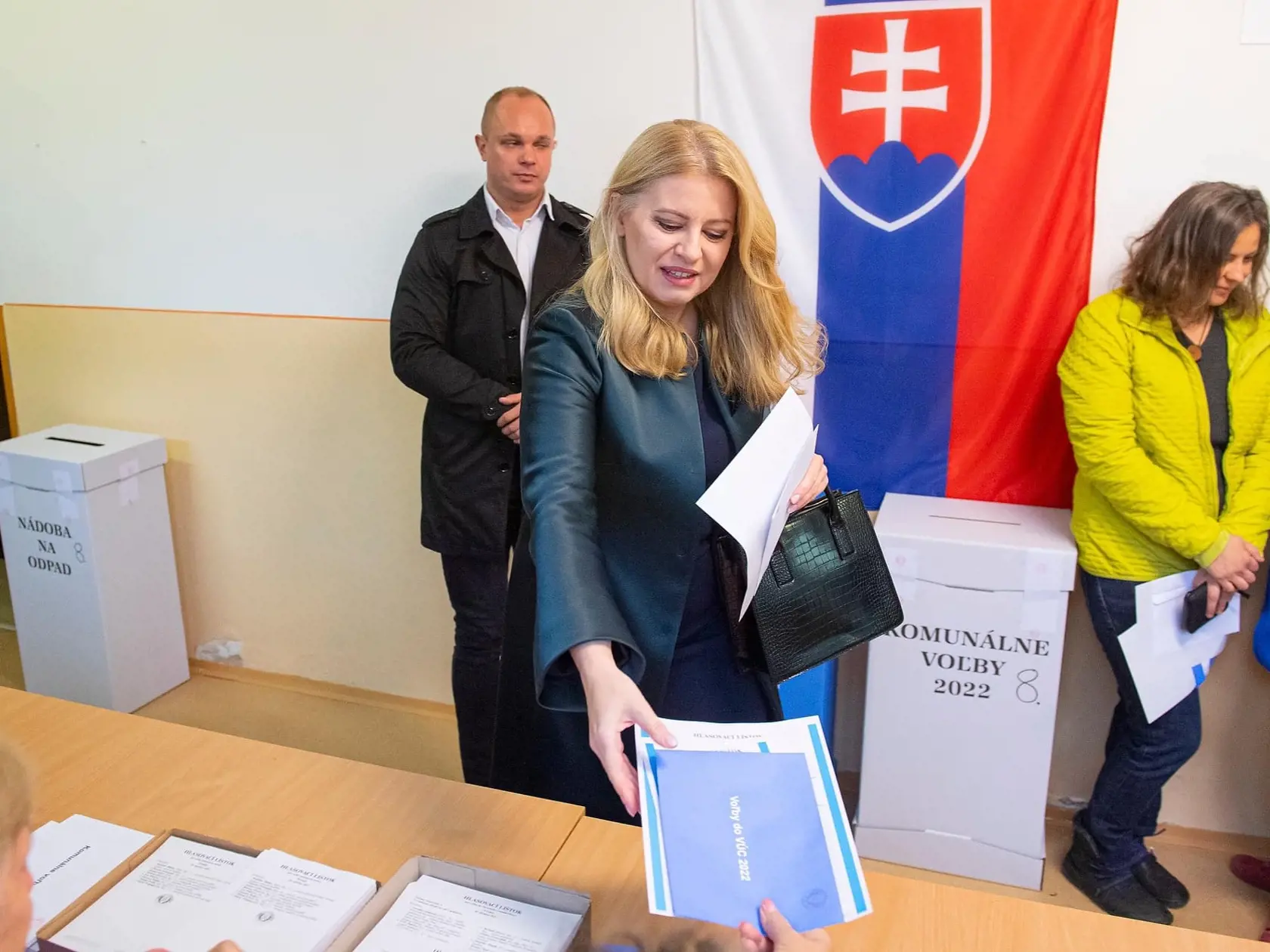 Porovnanie mesačných platov niektorých politikov: Zuzana Čaputová: Celkový hrubý príjem - 13 528 eur. Z toho plat – 12 200 eur, paušálne náhrady (nezdaňujú sa) - 1 327,75 eura.
