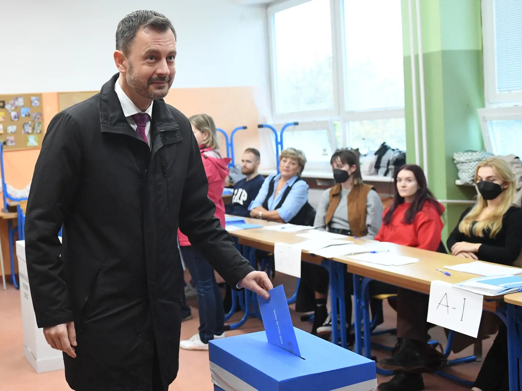 Porovnanie mesačných platov niektorých politikov: Premiér Eduard Heger (OĽaNO): Celkový hrubý príjem - 6 491 eur. Z toho základný plat - 4 590 eur, funkčný príplatok - 746,87 eura, paušálne náhrady (nezdaňujú sa) - 1 154,60 eura.