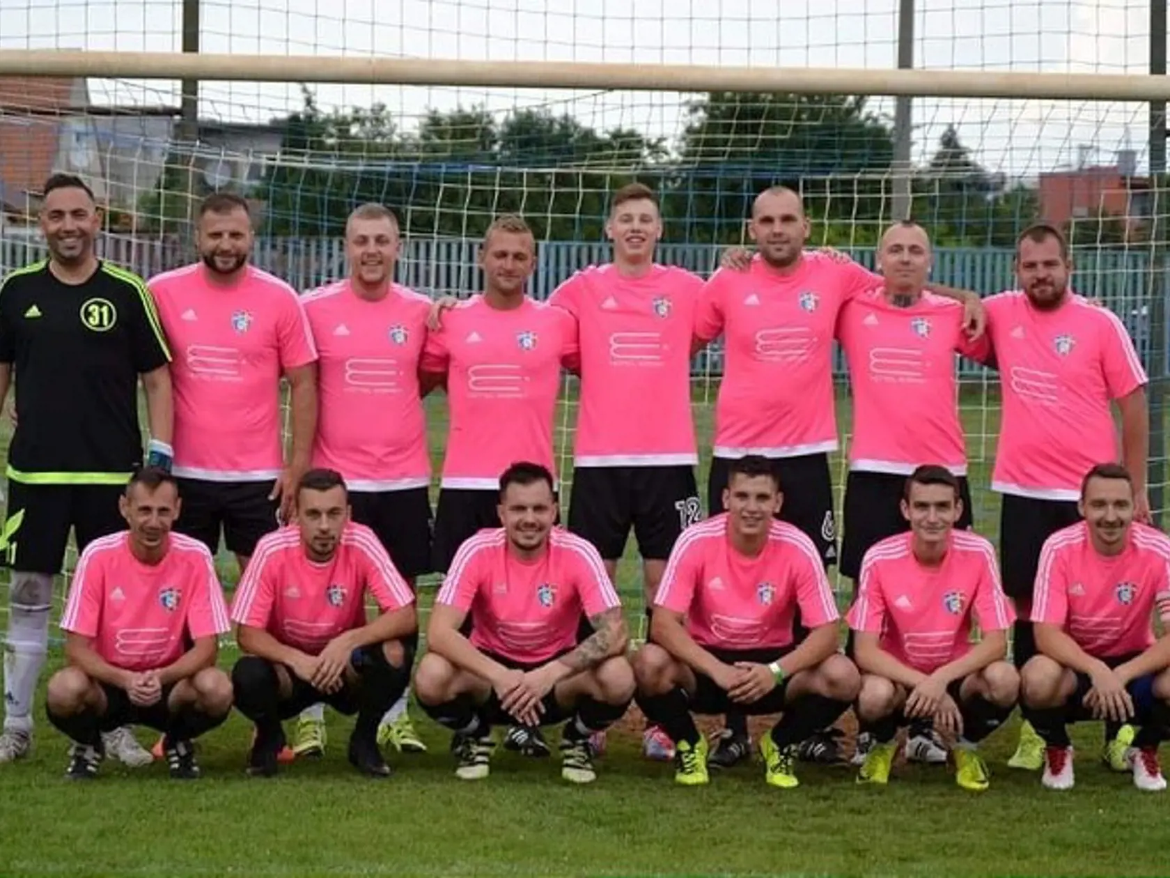 Marián Lipovský (v čiernom) so spoluhráčmi z Dolných Orešian.