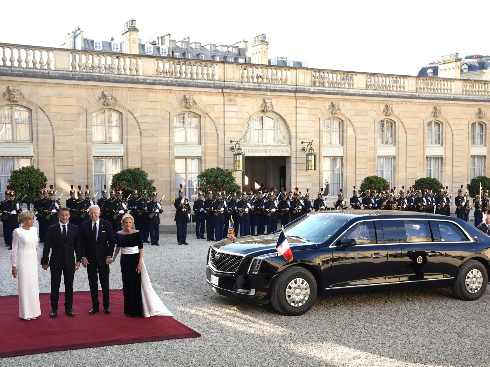 Francúzsky prezident Emmanuel Macron (druhý zľava) a jeho manželka Brigitte Macronová (vľavo) a americký prezident Joe Biden (druhý sprava) a prvá dáma USA Jill Bidenová (vpravo) pózujú počas ich príchodu na štátnu večeru v Elyzejskom paláci v Paríži 8. júna 2024.