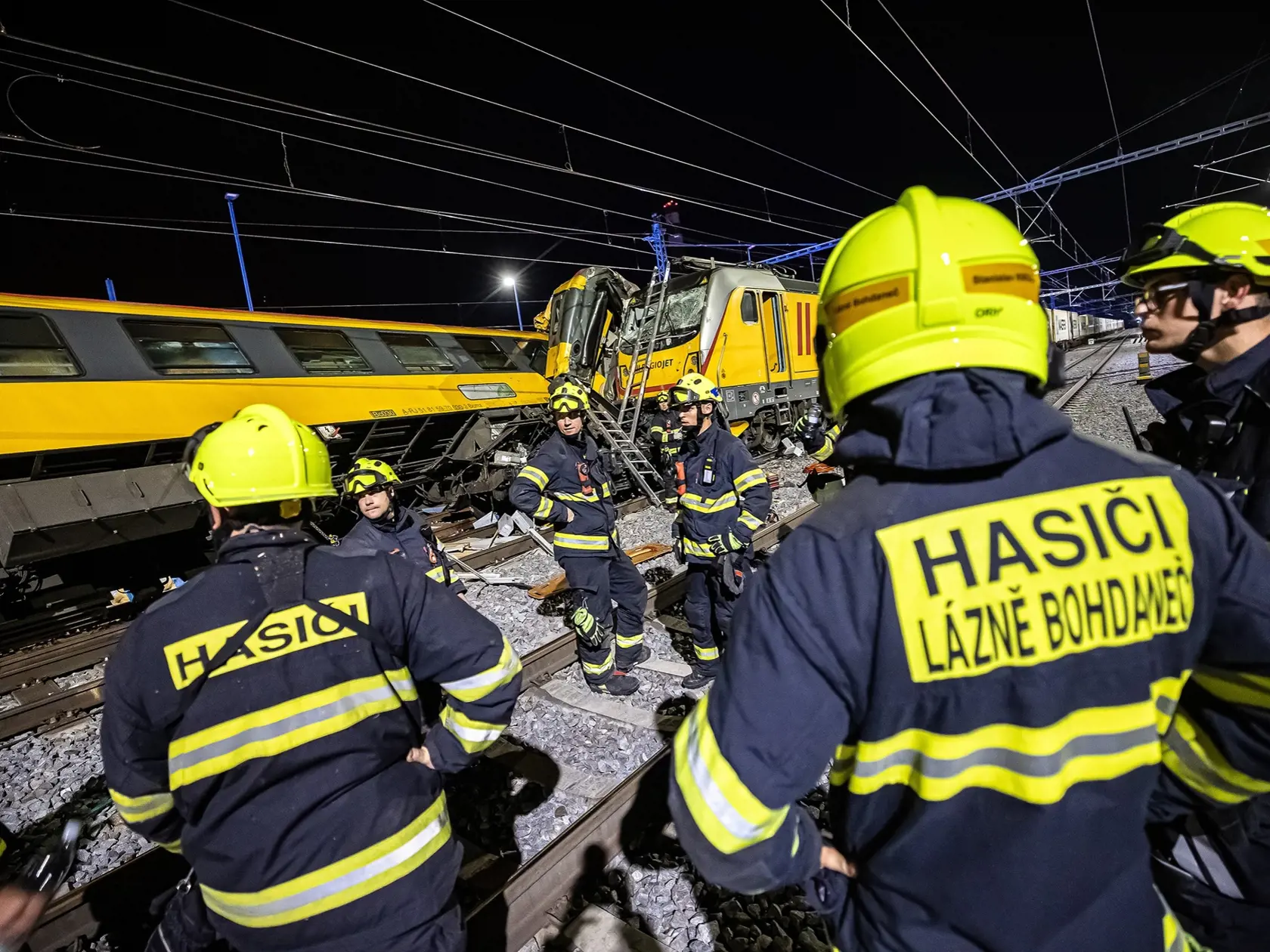V Pardubiciach sa zrazil rýchlik s nákladným vlakom, zomreli 4 ľudia.