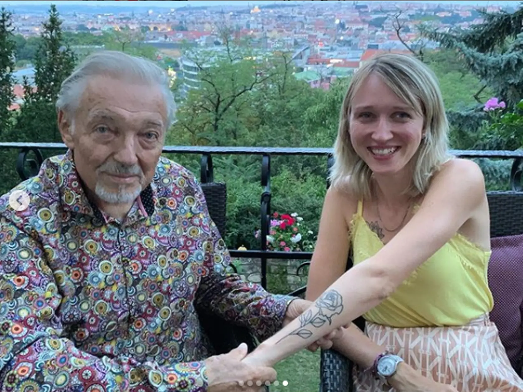 Karel Gott krátko po prekonaní zápalu pľúc. Stretol sa s rozhádanou dcérou Dominikou a ďalšou svojou dcérou Luciou.