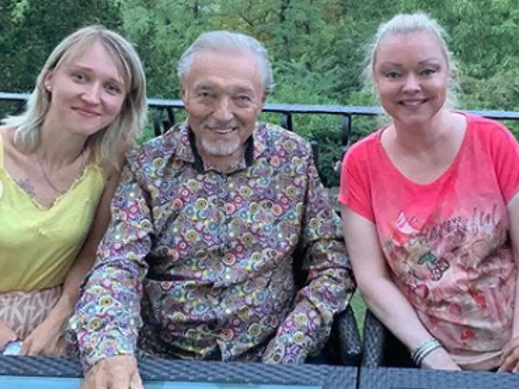 Karel Gott krátko po prekonaní zápalu pľúc. Stretol sa s rozhádanou dcérou Dominikou (vpravo) a ďalšou svojou dcérou Luciou. Dominika prišla z Fínska aj so svojím manželom.