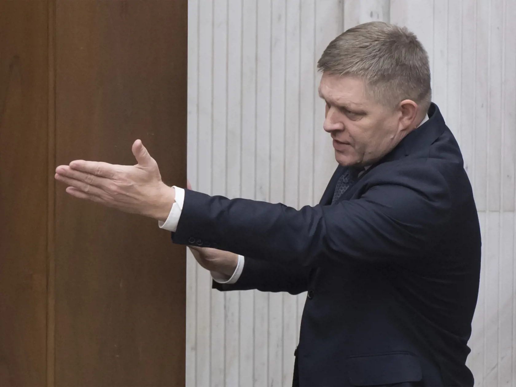 Na snímke poslanec parlamentu SR Robert Fico (SMER-SD) zvoláva svojich straníckych poslancov, aby opustili rokovaciu sálu počas 53. schôdze NR SR 3. decembra 2019 v Bratislave. FOTO TASR - Martin Baumann