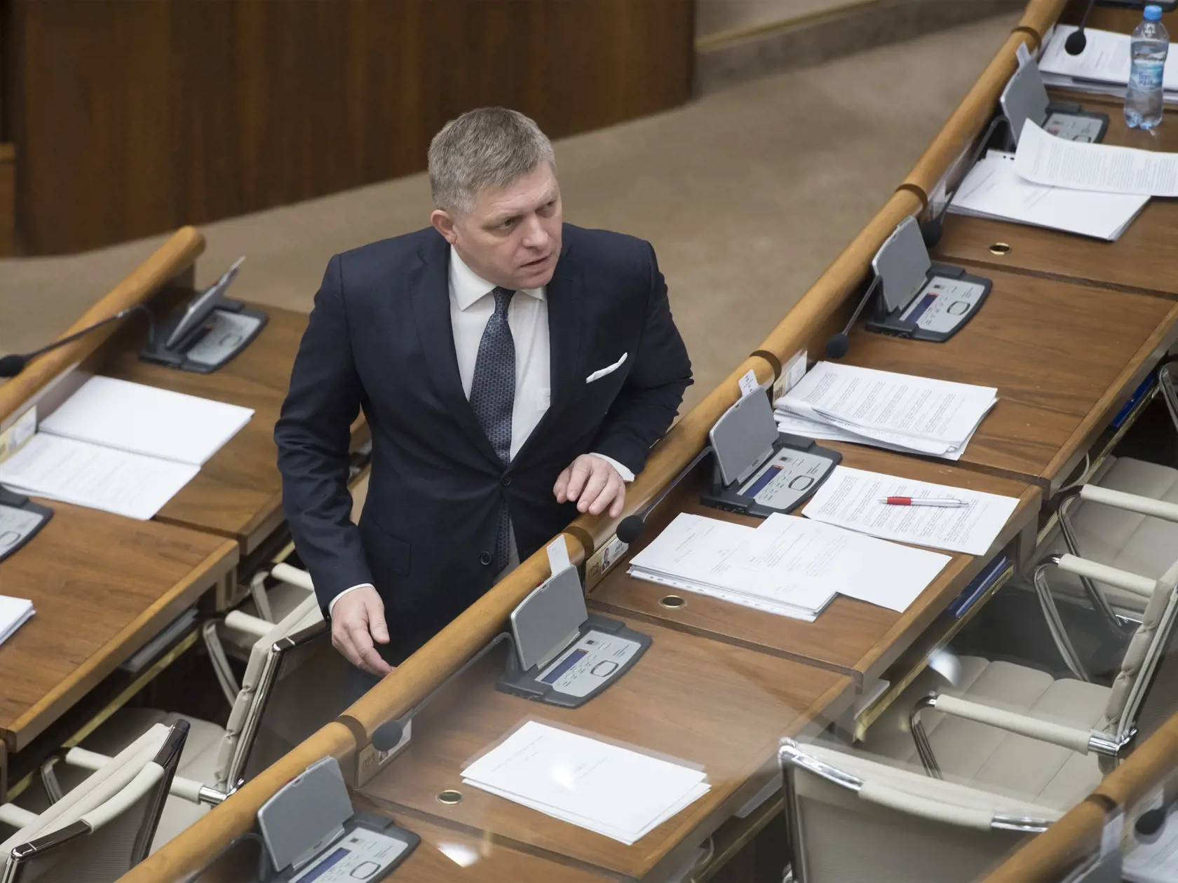 Na snímke poslanec parlamentu SR Robert Fico (SMER-SD) zvoláva svojich straníckych poslancov, aby opustili rokovaciu sálu počas 53. schôdze NR SR 3. decembra 2019 v Bratislave. FOTO TASR - Martin Baumann