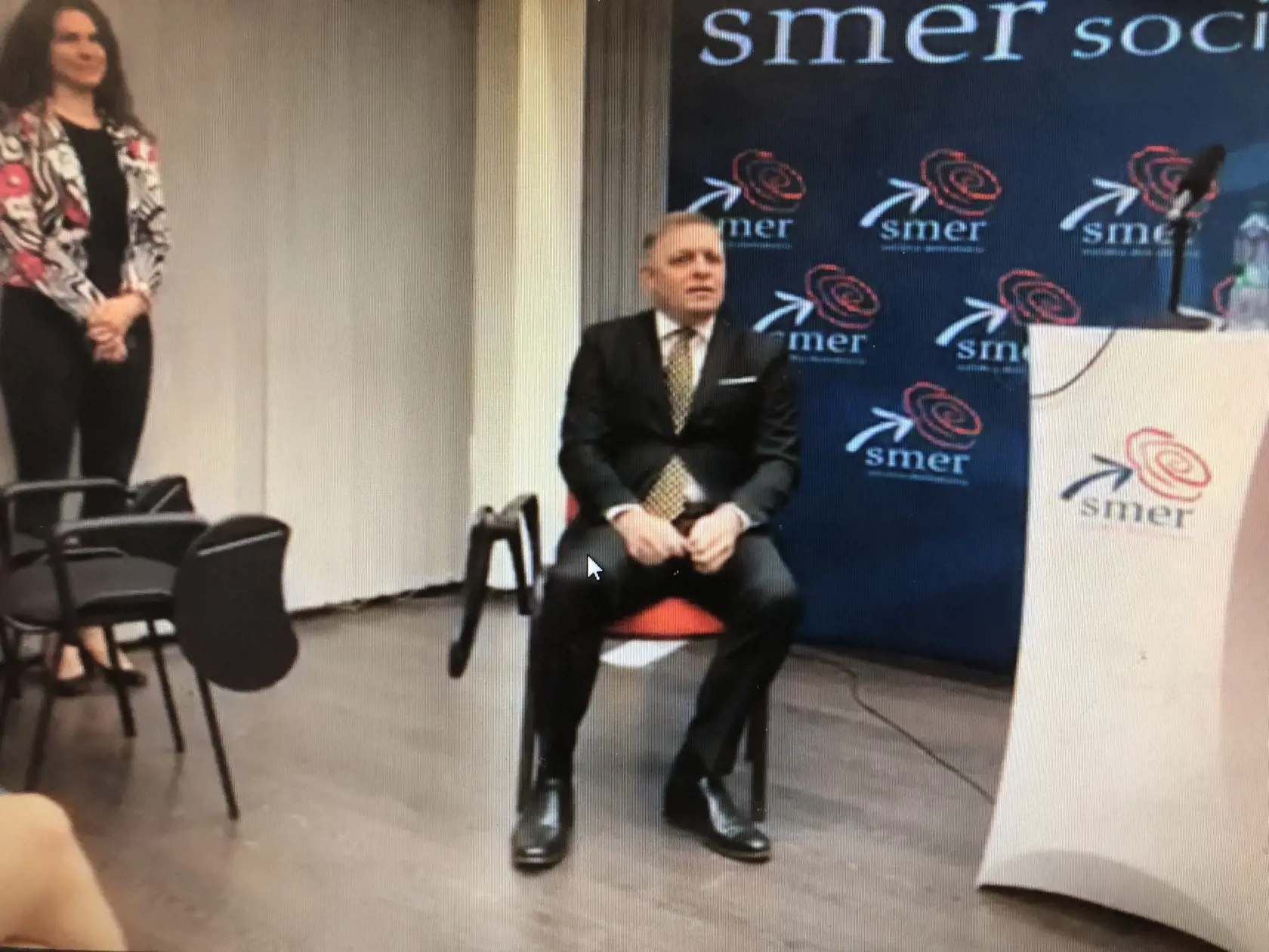 Fico si pred novinármi sadol na stoličku a snažil sa s nimi žartovať.