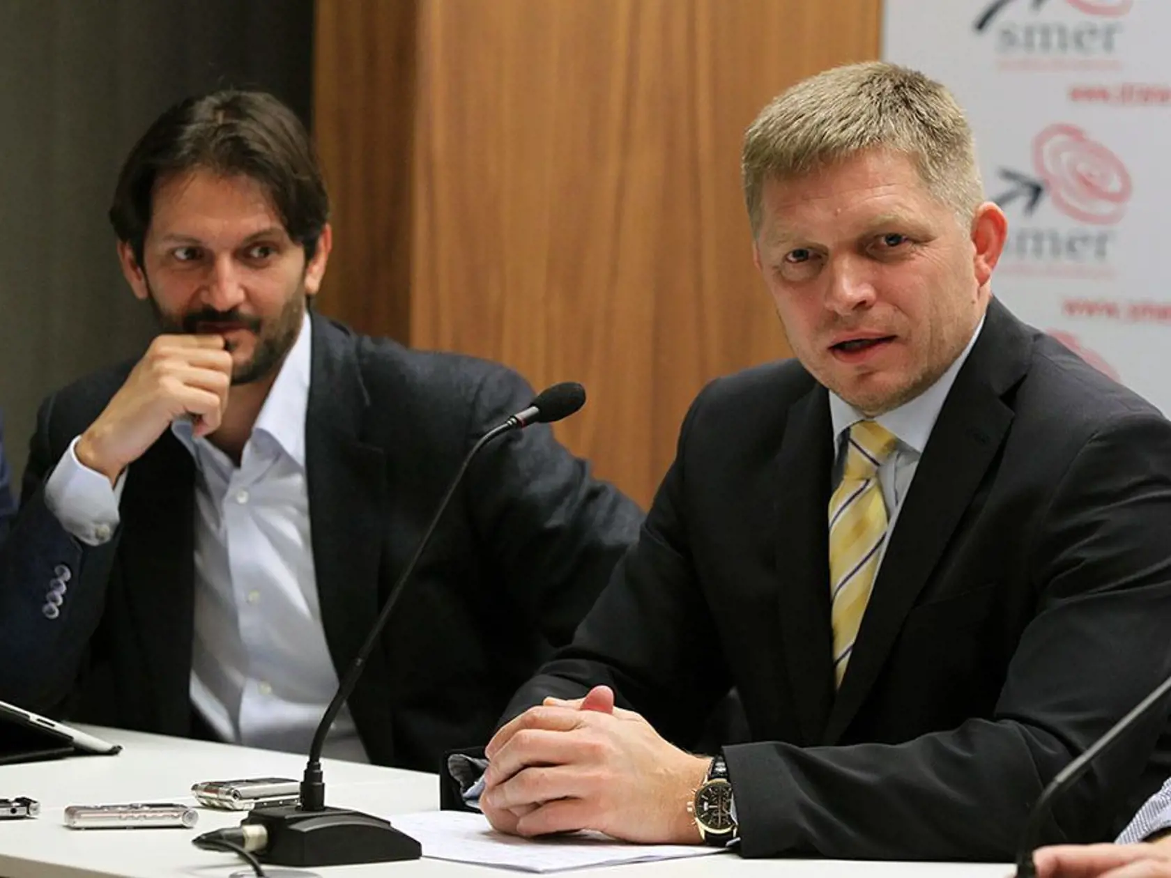 Premiér Fico hovorí, že „ak máme informácie, pustíme ich von“. Minister Kaliňák zasa tvrdí, že informácie teraz nie je možné zverejniť.