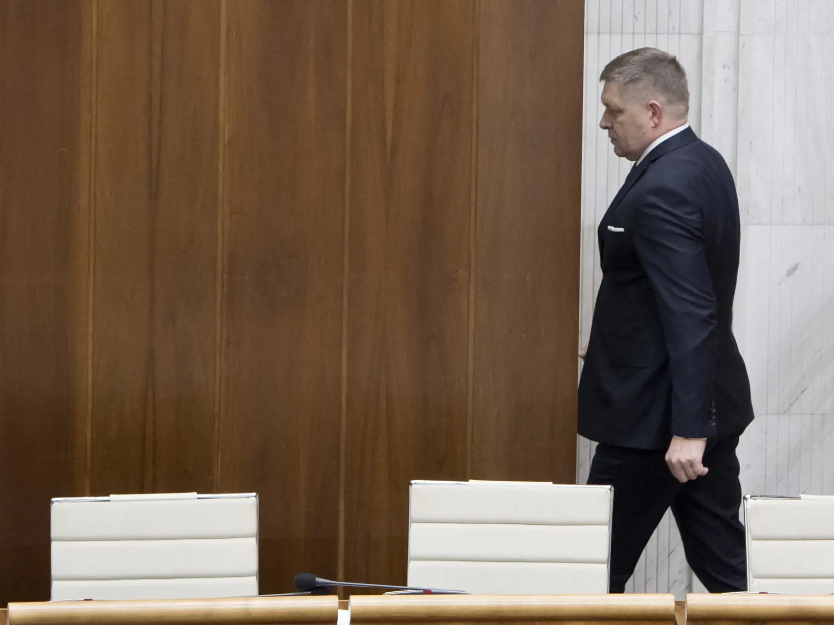 Na snímke poslanec parlamentu SR Robert Fico (SMER-SD) zvoláva svojich straníckych poslancov, aby opustili rokovaciu sálu počas 53. schôdze NR SR 3. decembra 2019 v Bratislave. FOTO TASR - Martin Baumann