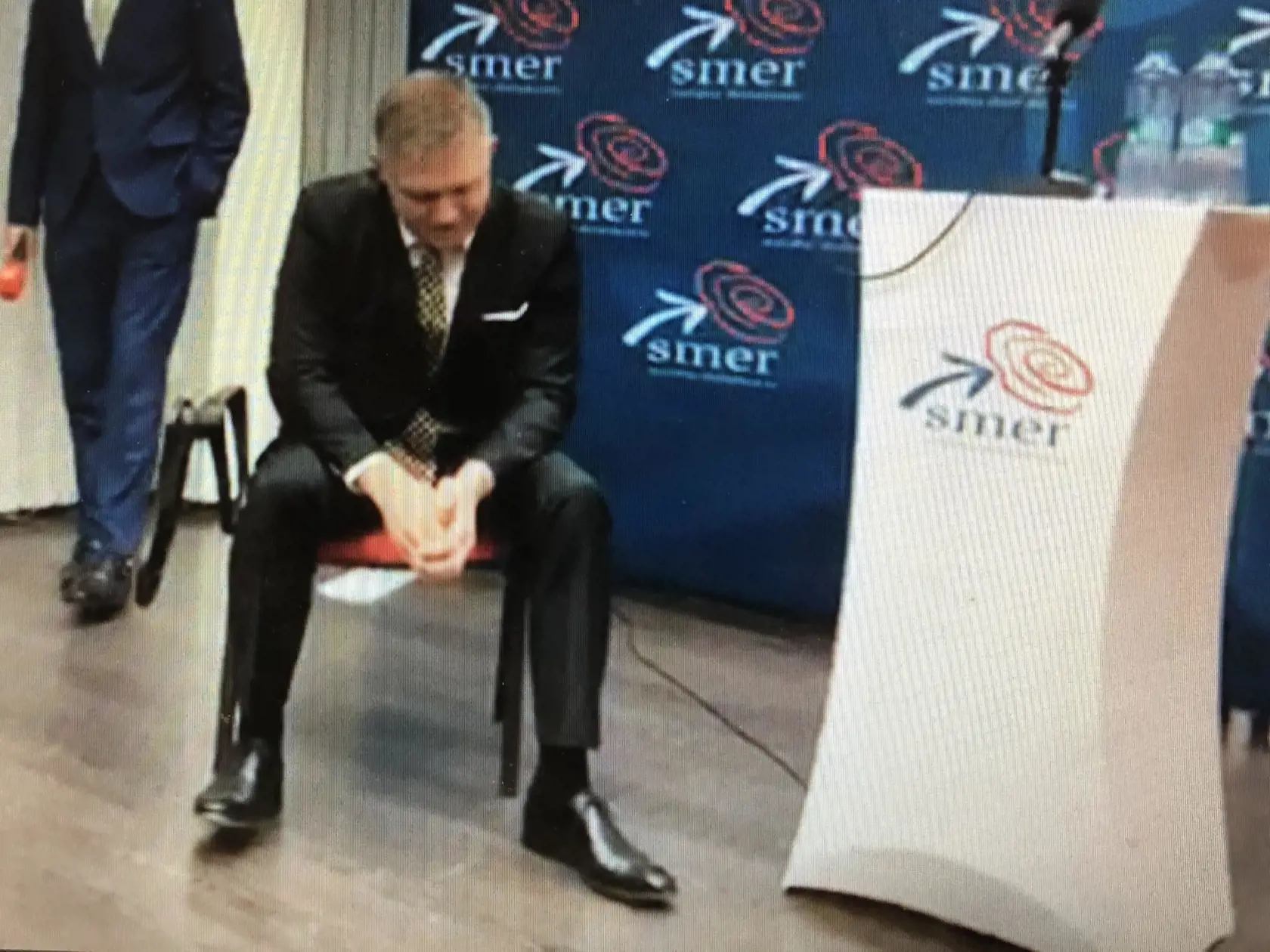 Fico si pred novinármi sadol na stoličku a snažil sa s nimi žartovať.