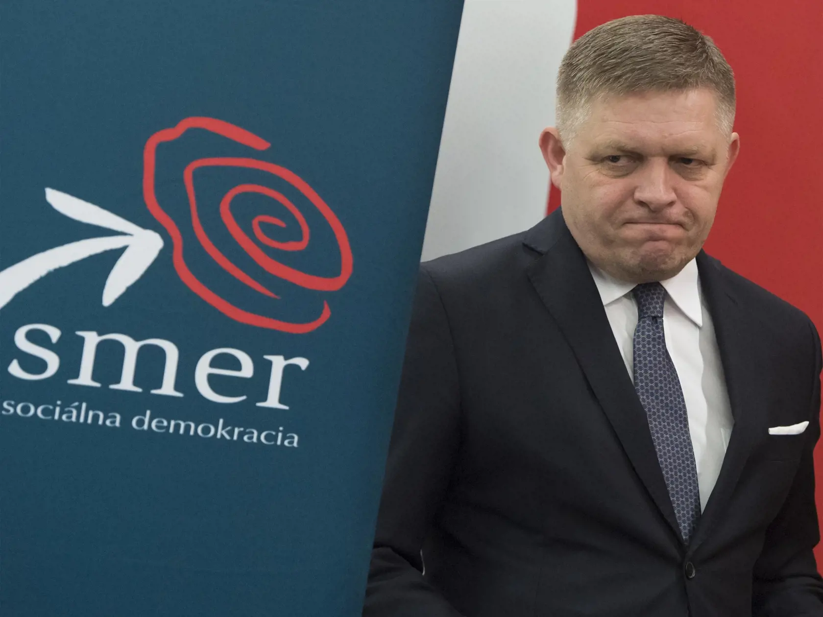 Predseda vládnej strany SMER-SD Robert Fico prichádza na tlačovú konferenciu, na ktorej predstavil kandidačnú listinu strany do budúcoročných parlamentných volieb 27. novembra 2019 v Bratislave. Vládny Smer-SD povedie premiér Peter Pellegrini. Predseda strany Robert Fico bude na kandidačnej listine dvojka, tretia je ministerka vnútra Denisa Saková. FOTO TASR - Martin Baumann