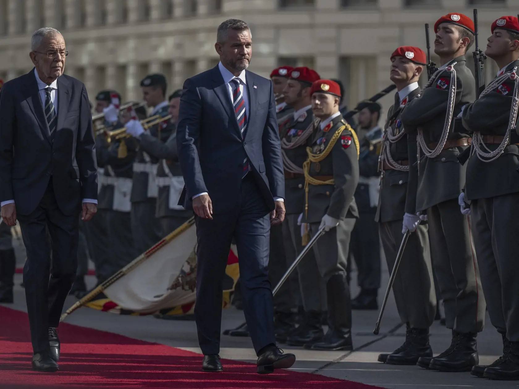 Na snímke vpravo prezident SR Peter Pellegrini a vľavo rakúsky spolkový prezident Alexander Van der Bellen počas oficiálnej návštevy Rakúska 11. septembra 2024 vo Viedni.