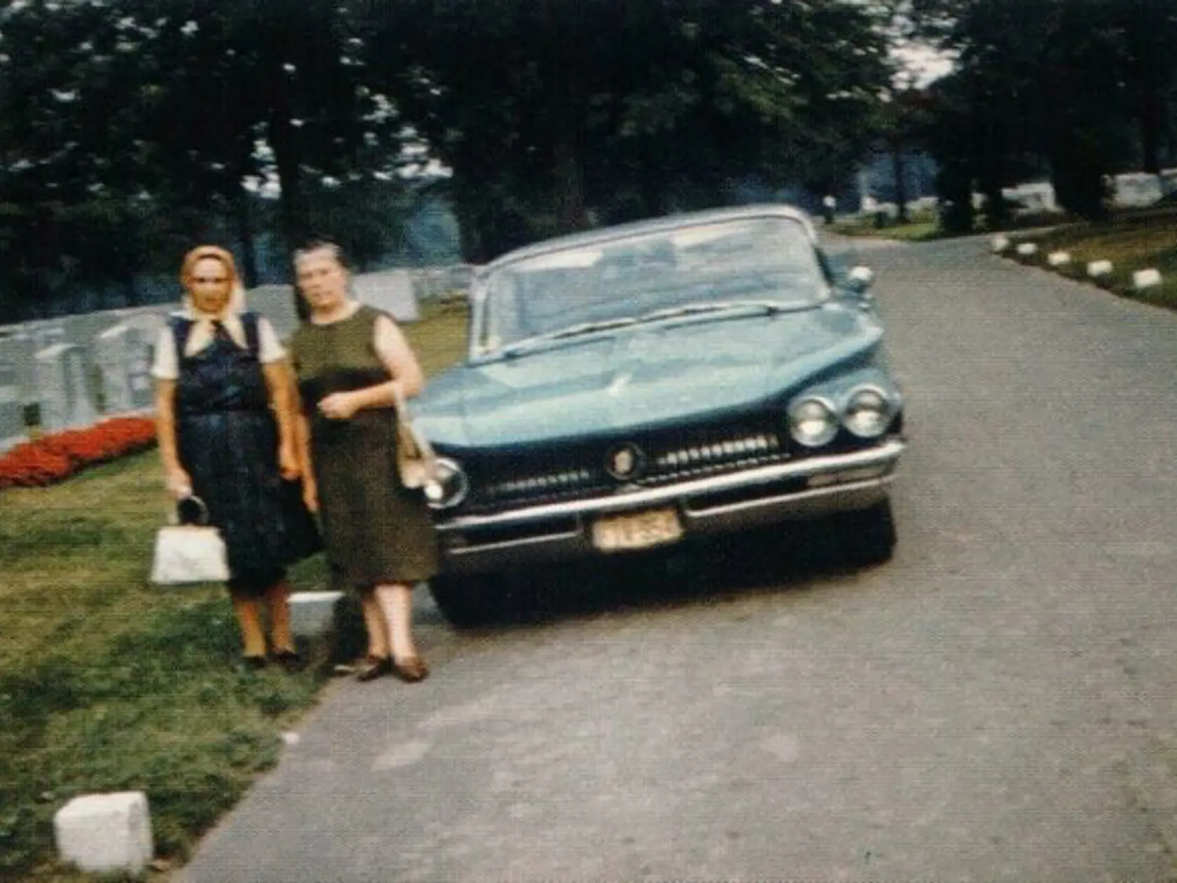 Eva Bezeková navštívila svoju sestru v roku 1967, letela z Prahy do USA. Dcéra ju posadila do lietadla a tam sa jej ujala letuška, ktorá na ňu celou cestou pozor aj s medzipristátím vo Francúzsku.