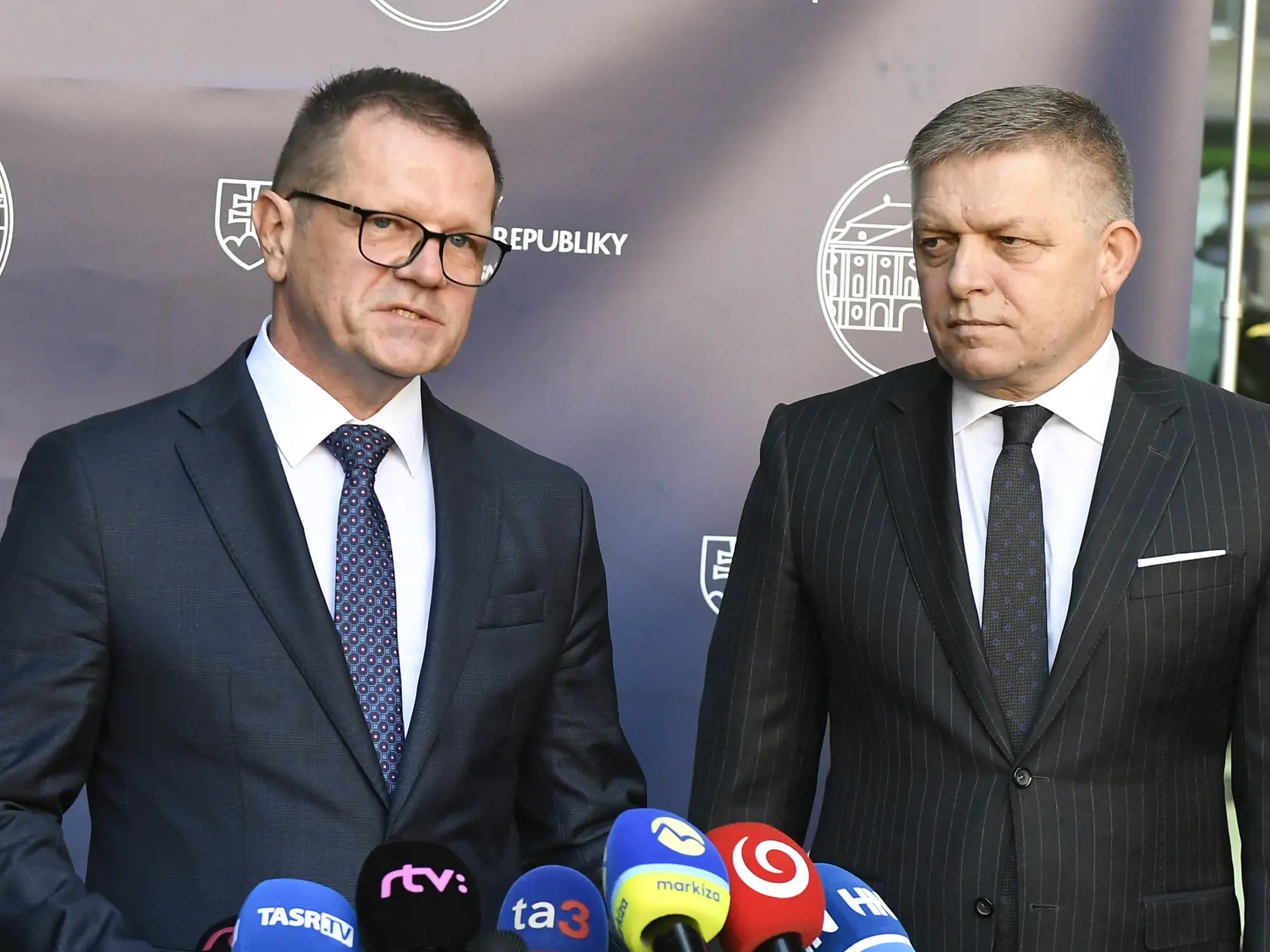 Na snímke vľavo podpredseda vlády SR pre Plán obnovy a odolnosti a využívanie eurofondov Peter Kmec a vpravo predseda vlády SR Robert Fico  počas brífingu po pracovnom stretnutí  2. novembra 2023 v Bratislave. FOTO TASR - Pavel Neubauer
















