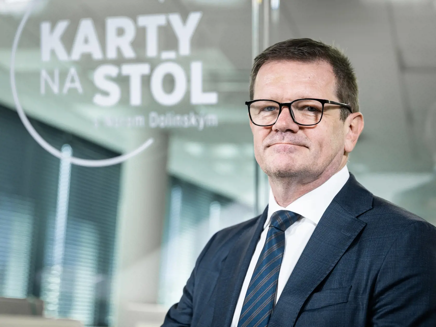 Diskusná relácia "Karty na stôl", ktorej hosťom bol Peter Kmec.