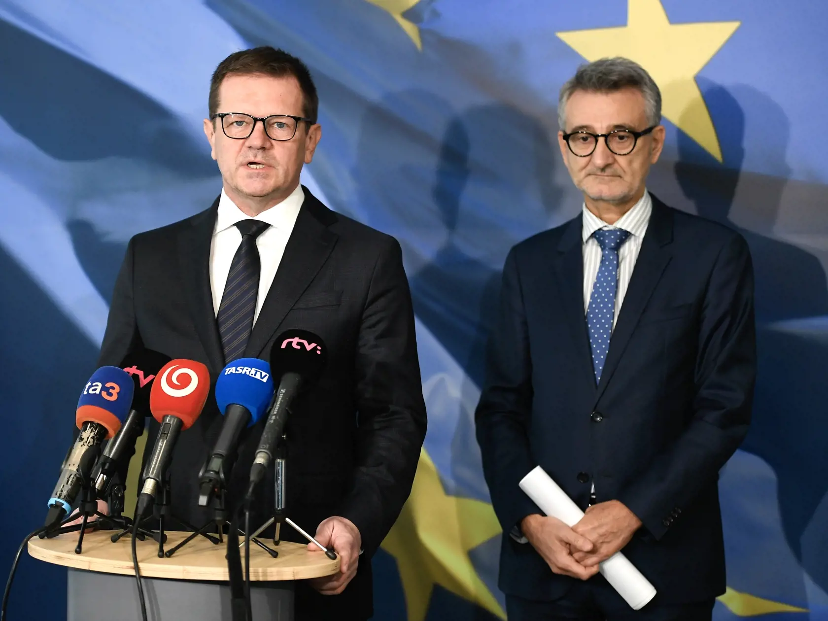 Na snímke vľavo podpredseda vlády pre Plán obnovy a odolnosti a využívanie eurofondov Peter Kmec a vpravo vedúci zastúpenia Európskej komisie v SR Vladimír Šucha počas tlačovej konferencie pri príležitosti zverejnenia predbežného hodnotenia Európskej komisie k tretej žiadosti Slovenskej republiky o platbu v rámci Plánu obnovy a odolnosti v Európskom konferenčnom centre 24. novembra 2024 v Bratislave. FOTO TASR - Pavel Neubauer
