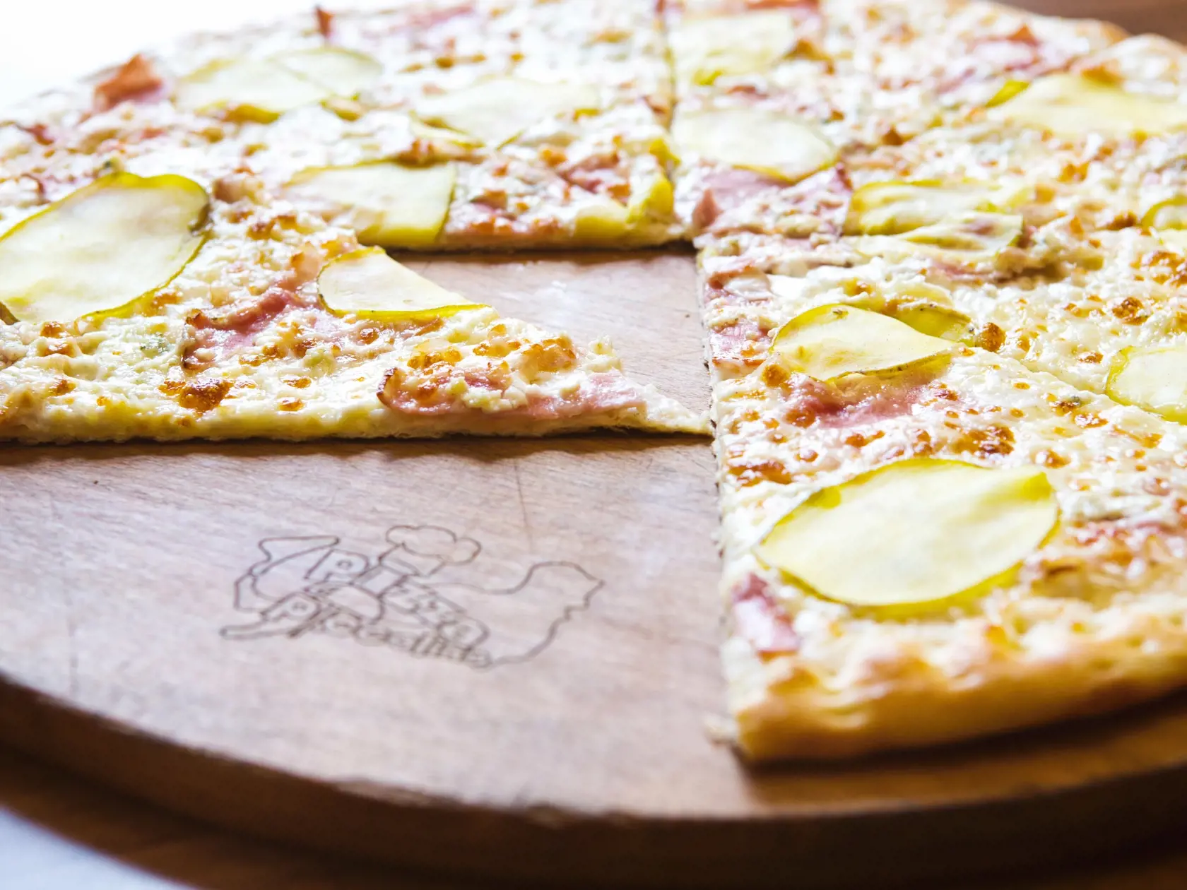Daily Mail na svojom webe pred pár dňami informoval o tom, že vedci tvrdia, že potraviny ako šišky, sladké cereálie či pizza spĺňajú oficiálne kritériá, ktoré stanovili v 90. rokoch cigarety ako drogu.