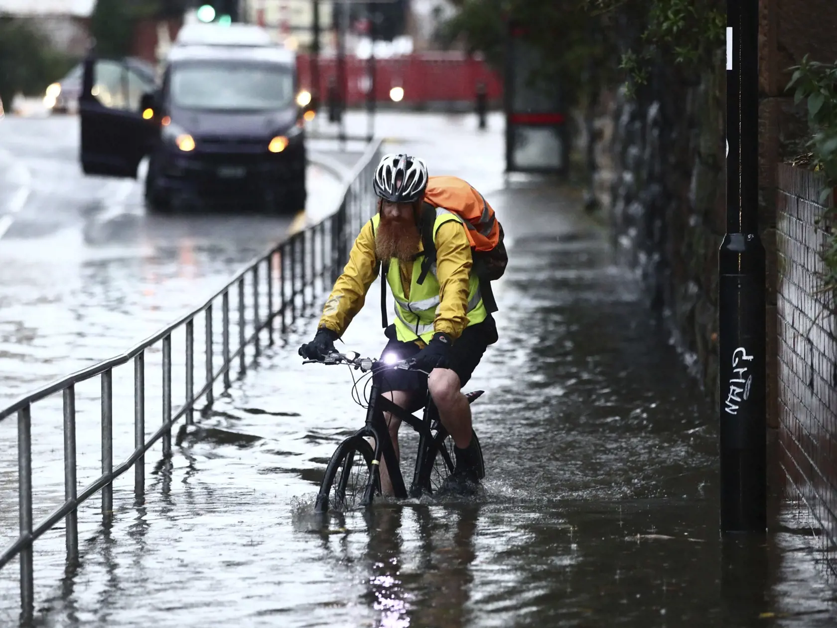 WA 16 Sheffield - Cyklista sa brodí cez zaplavenú ulicu po silných dažďoch v Sheffielde 8. novembra 2019. FOTO TASR/AP   

A man cycles through a flooded street, Thursday, Nov. 7, 2019, in Sheffield, England, after torrential fell rain in the area. (Danny Lawson/PA via AP)