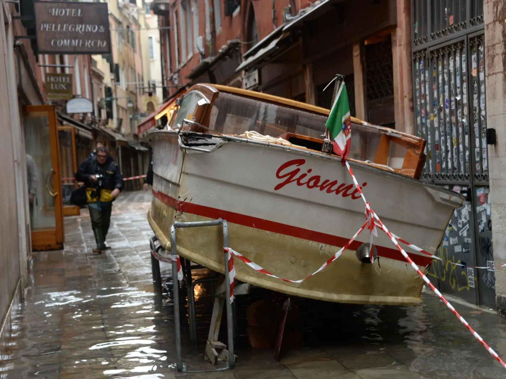 EBE 9 Benátky - Na snímke loď vytiahnutá z vody na zaplavenej ulici v Benátkach v dôsledku silného prílivu 13. novembra 2019. FOTO TASR/AP
A boat is pulled out of the water in Venice, Italy, Wednesday, Nov. 13, 2019. The high-water mark hit 187 centimeters (74 inches) late Tuesday, meaning more than 85% of the city was flooded. The highest level ever recorded was 198 centimeters (78 inches) during infamous flooding in 1966. (Andrea Merola/ANSA via AP)
