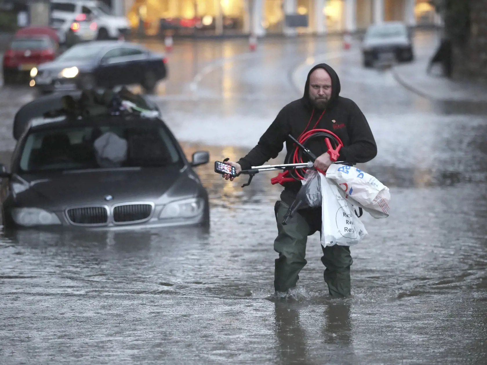 WA 17 Sheffield - Muž sa brodí cez zaplavenú cestu po tom, čo si zobral nákup zo svojho auta (vľavo) po silných dažďoch v Sheffielde 7. novembra 2019. FOTO TASR/AP   

A man wades through a  flooded street after gathering items from his car, left, Thursday, Nov. 7, 2019, in Sheffield, England, after torrential fell rain in the area. (Danny Lawson/PA via AP)