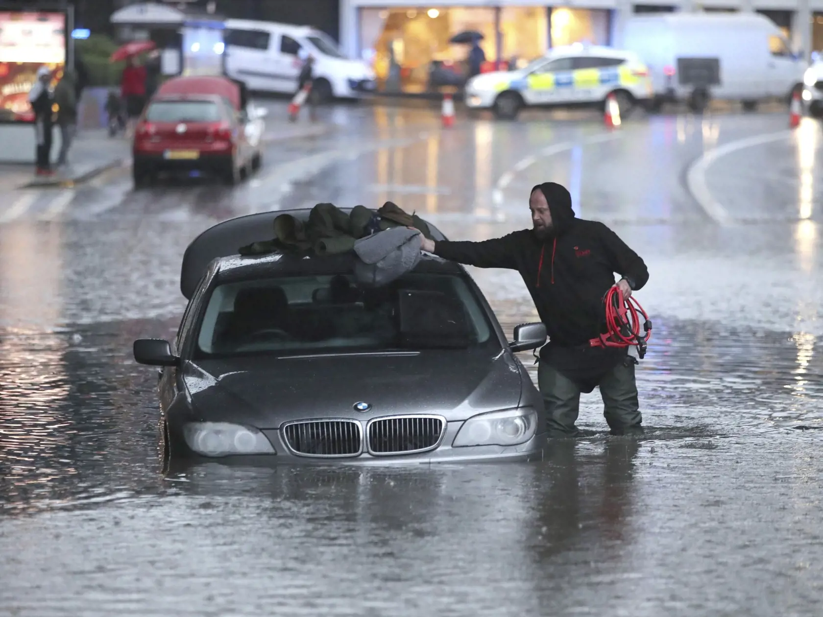 WA 18 Sheffield - Muž si berie veci zo svojho auta, ktoré zostalo na zaplavenej ceste po silných dažďoch v Sheffielde 7. novembra 2019. FOTO TASR/AP   

A man gathers items from a car along a flooded street, Thursday, Nov. 7, 2019, in Sheffield, England, after torrential fell rain in the area. (Danny Lawson/PA via AP)