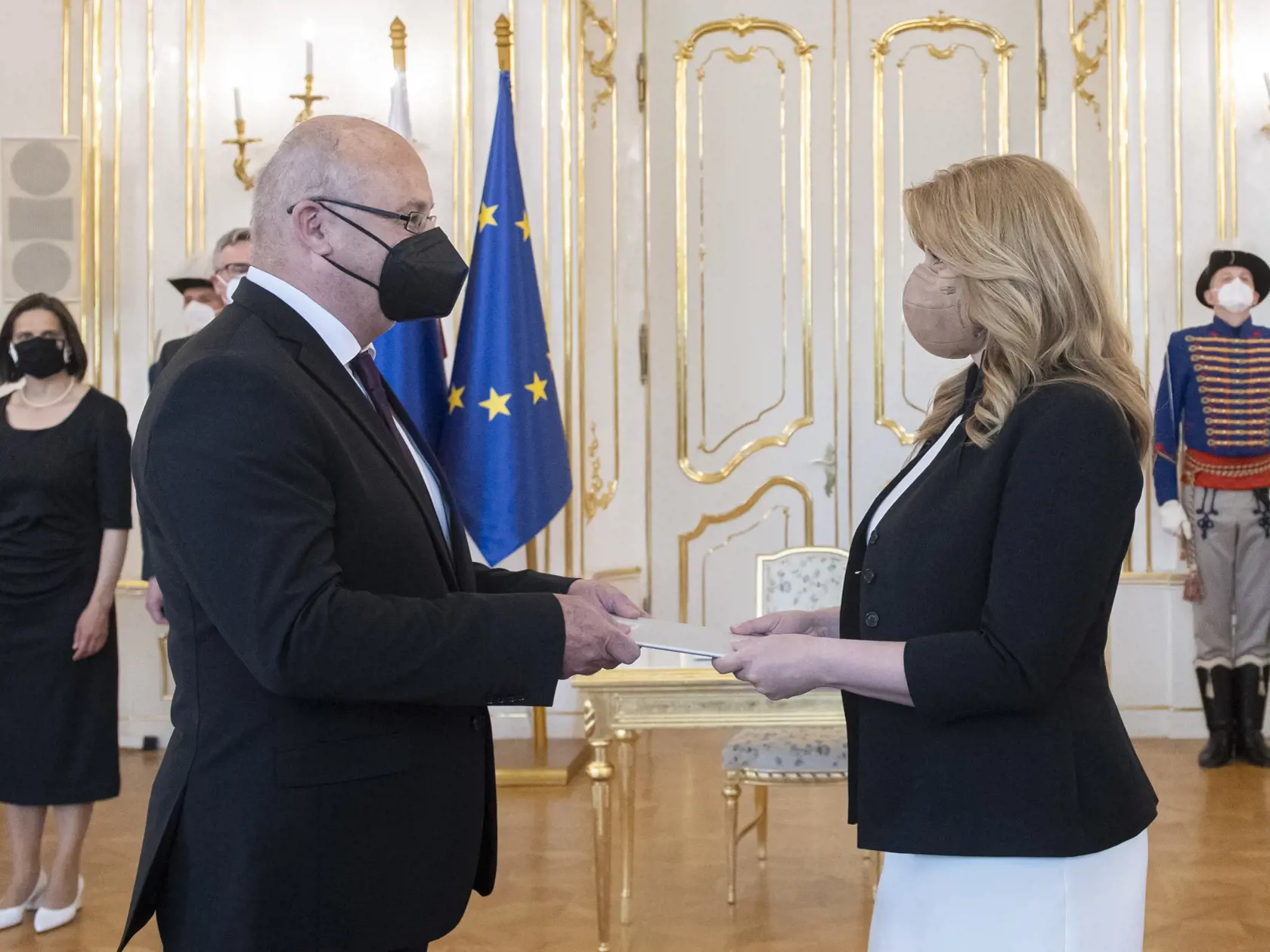 Na snímke prezidentka SR Zuzana Čaputová (vpravo) vymenovala predsedu Najvyššieho správneho súdu SR Pavla Naďa (uprostred), vľavo ministerka spravodlivosti SR Mária Kolíková (Za ľudí) 18. mája 2021 v Bratislave. FOTO TASR - Martin Baumann