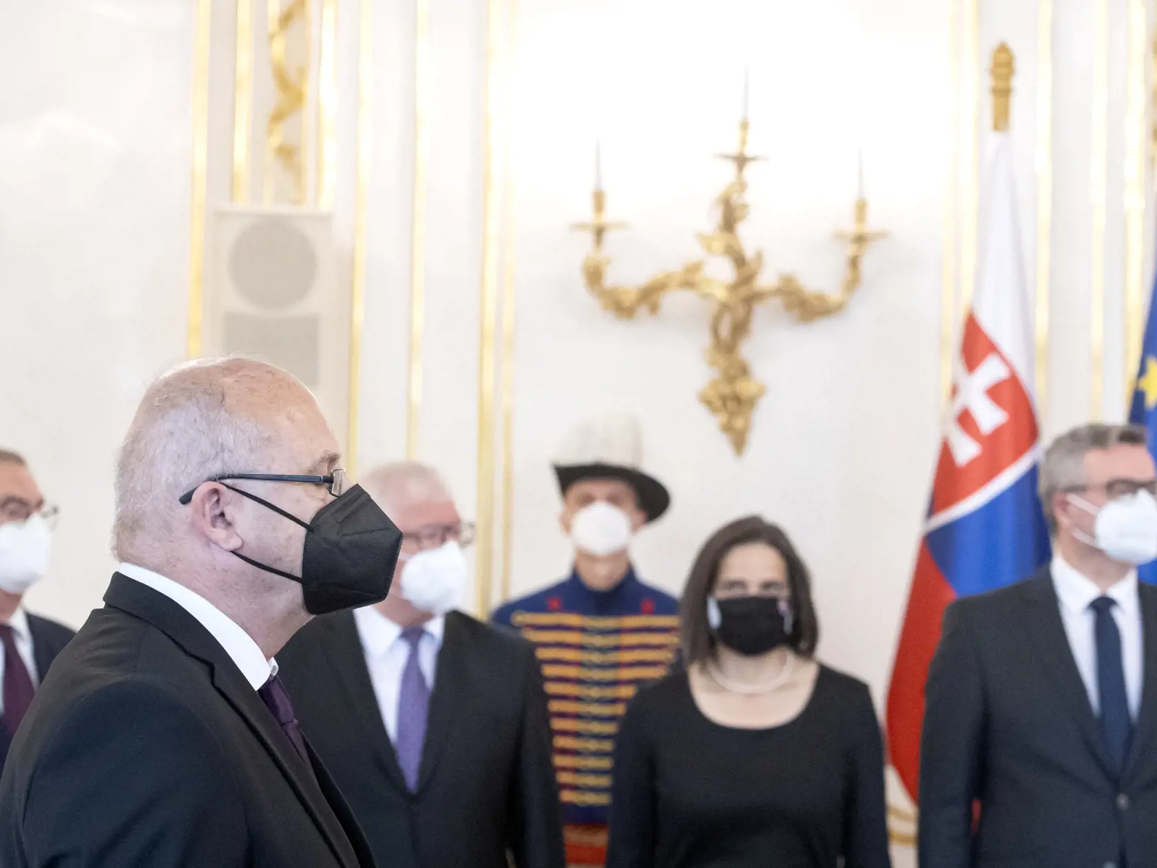 Na snímke Pavol Naď (druhý zľava), ktorého prezidentka SR Zuzana Čaputová (nie je na snímke) vymenovala za predsedu Najvyššieho správneho súdu (NSS) SR v utorok 18. mája 2021 v Bratislave. Druhá sprava ministerka spravodlivosti Mária Kolíková (Za ľudí). FOTO TASR - Martin Baumann
