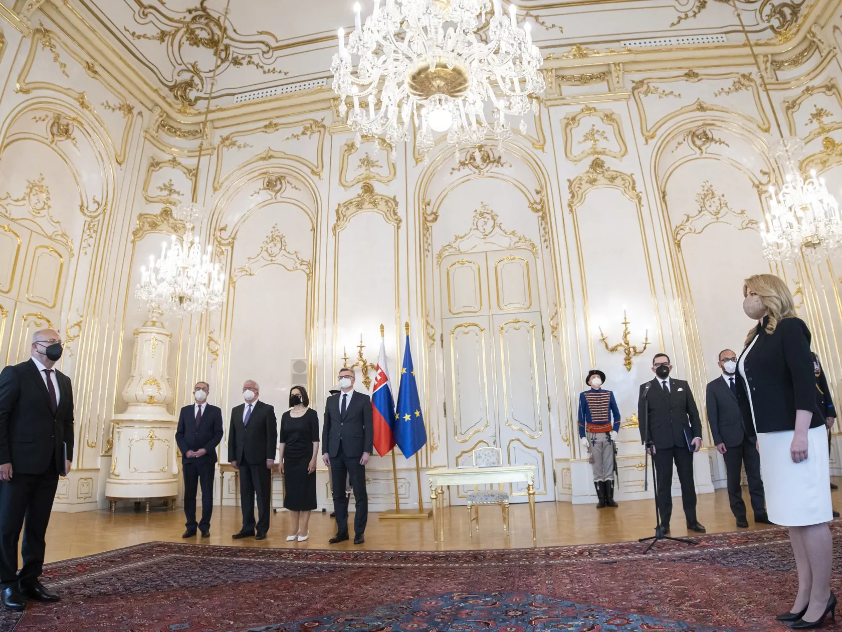 Na snímke prezidentka SR Zuzana Čaputová (vpravo), ktorá vymenovala Pavla Naďa (vľavo) za predsedu Najvyššieho správneho súdu (NSS) SR v utorok 18. mája 2021 v Bratislave. V pozadí tretia vľavo ministerka spravodlivosti SR Mária Kolíková (Za ľudí). FOTO TASR - Martin Baumann