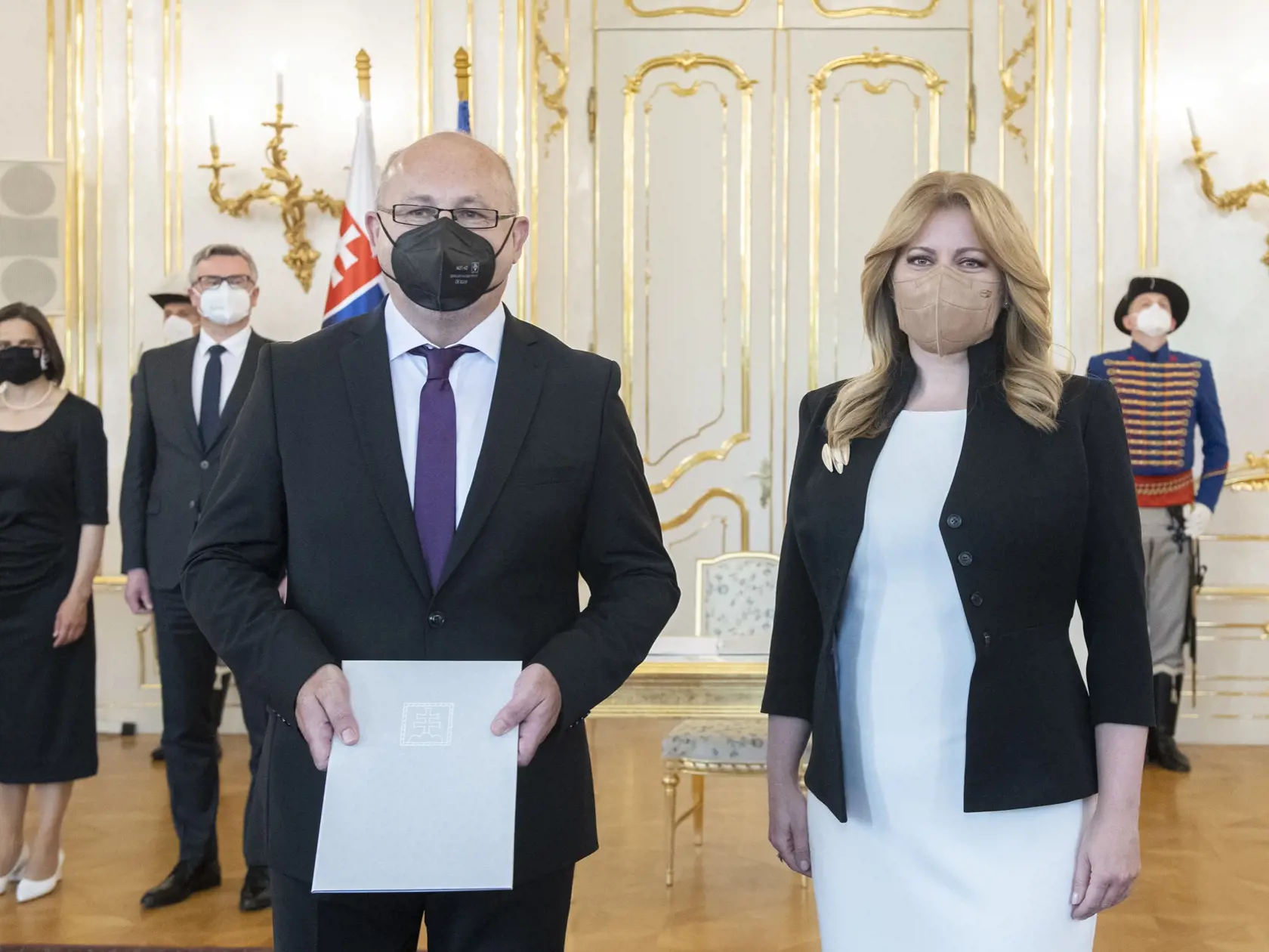 Na snímke prezidentka SR Zuzana Čaputová (vpravo) vymenovala predsedu Najvyššieho správneho súdu SR Pavla Naďa (uprostred), vľavo ministerka spravodlivosti SR Mária Kolíková (Za ľudí) 18. mája 2021 v Bratislave. FOTO TASR - Martin Baumann