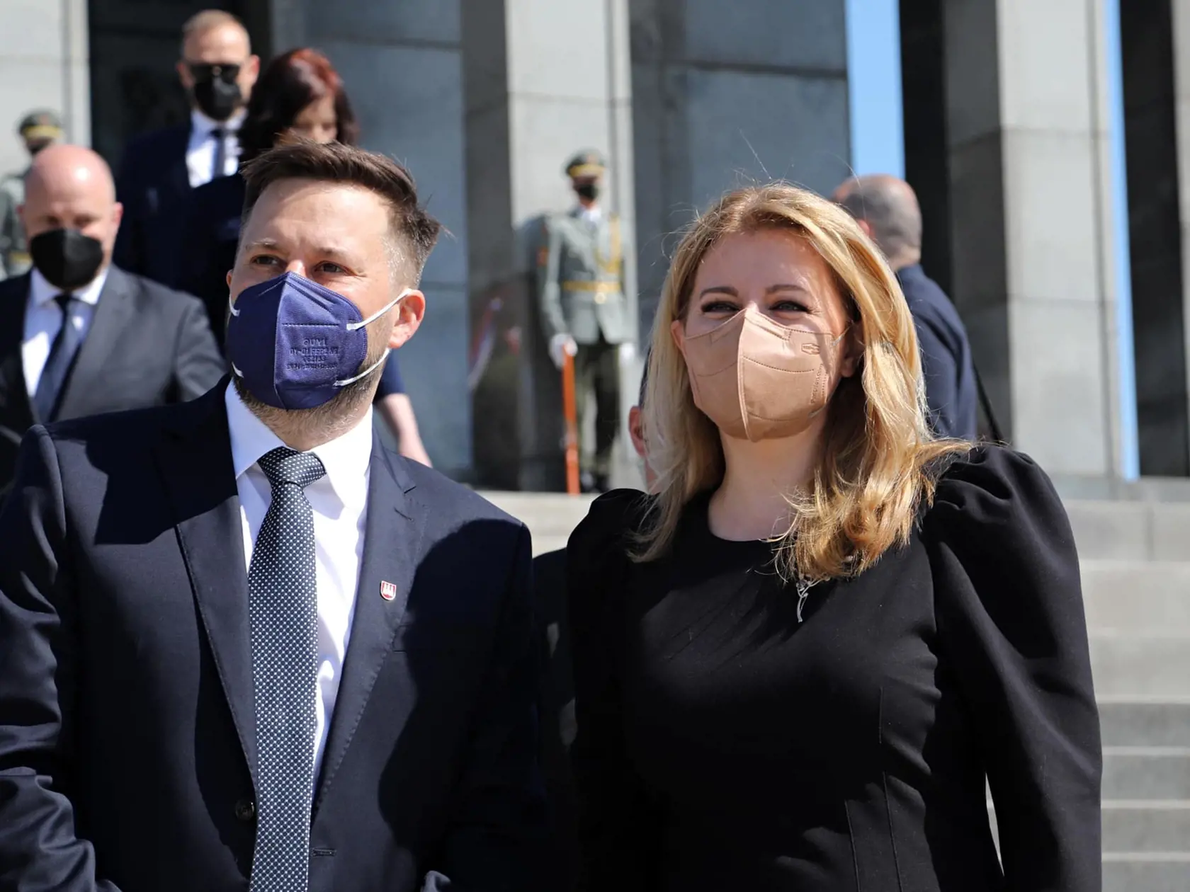 Prezidentka SR Zuzana Čaputová sa dnes zúčastnila na Pietnom akte na Slavíne pri príležitosti Dňa víťazstva nad fašizmom. Opäť nesklamala, a predviedla sa v nádherných šatách!
