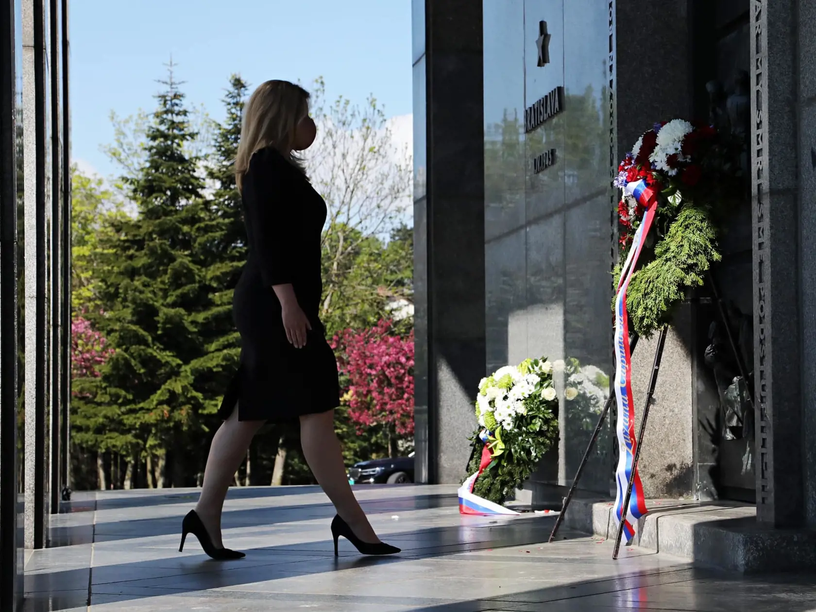 Prezidentka SR Zuzana Čaputová sa dnes zúčastnila na Pietnom akte na Slavíne pri príležitosti Dňa víťazstva nad fašizmom. Opäť nesklamala, a predviedla sa v nádherných šatách!