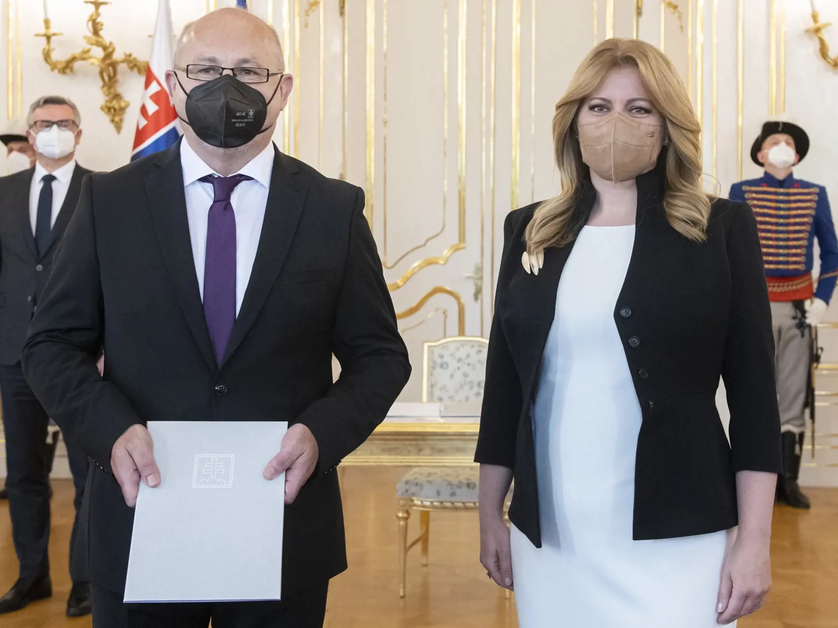 Na snímke prezidentka SR Zuzana Čaputová (vpravo) vymenovala predsedu Najvyššieho správneho súdu SR Pavla Naďa (uprostred), vľavo ministerka spravodlivosti SR Mária Kolíková (Za ľudí) 18. mája 2021 v Bratislave. FOTO TASR - Martin Baumann