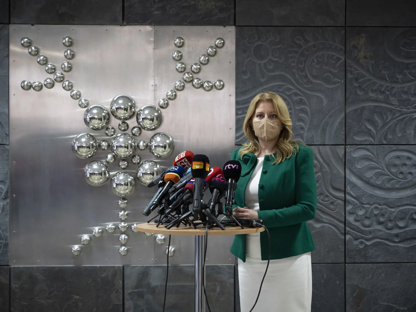 Prezidentka SR Zuzana Čaputová počas brífingu po navšteve Biomedecínskeho centra SAV. Bratislava, 12. apríla 2021.  FOTO TASR - Michal Svítok