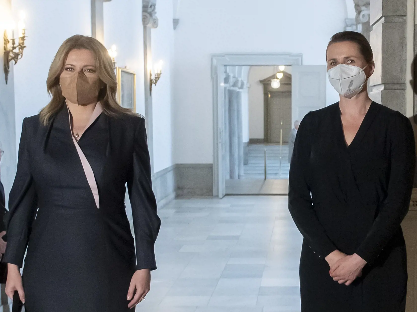 Prezidentka SR Zuzana Čaputová (vľavo) a dánska premiérka Mette Frederiksenová počas stretnutia v Kodani v utorok 11. mája 2021. FOTO TASR - Martin Baumann