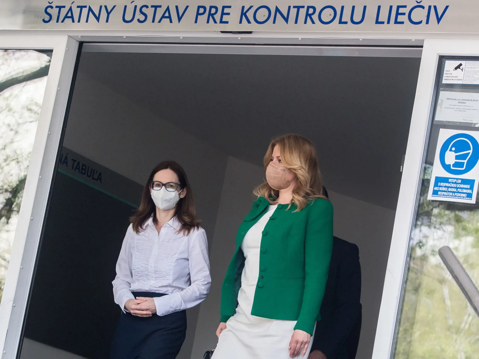 Na snímke vpravo prezidentka SR Zuzana Čaputová a riaditeľka Štátneho ústavu pre kontrolu liečiv (ŠÚKL) Zuzana Baťová počas návštevy v ŠÚKL 12. apríla 2021 v Bratislave. FOTO TASR - Martin Baumann