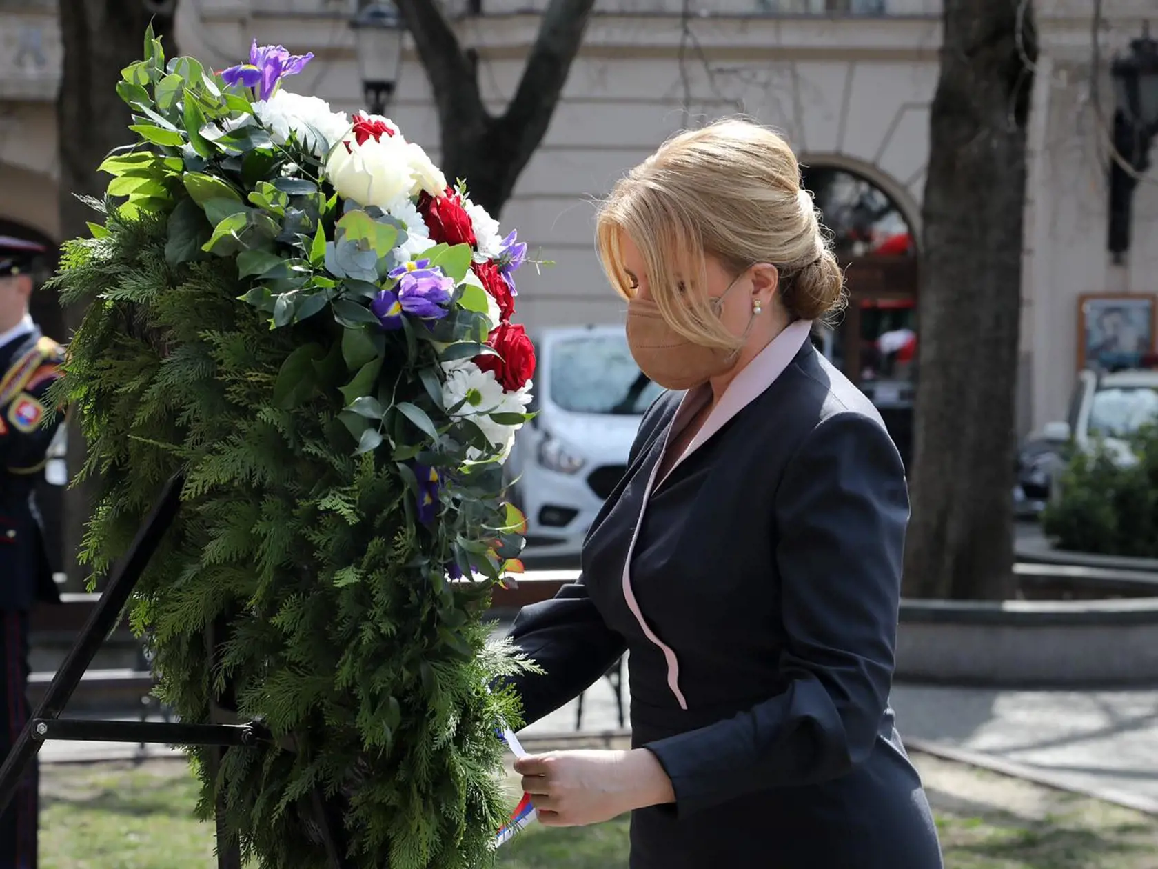 Prezidentka si na slávnosť zvolila krásne elegantné šaty a vlasy si uviazala vzadu do copu. Vyzerala perfektne.