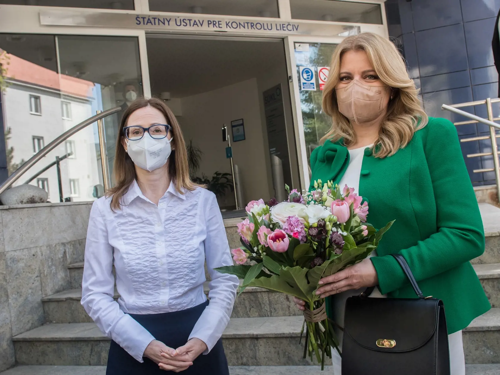 Na snímke vpravo prezidentka SR Zuzana Čaputová a riaditeľka Štátneho ústavu pre kontrolu liečiv (ŠÚKL) Zuzana Baťová počas návštevy v ŠÚKL 12. apríla 2021 v Bratislave. FOTO TASR - Martin Baumann