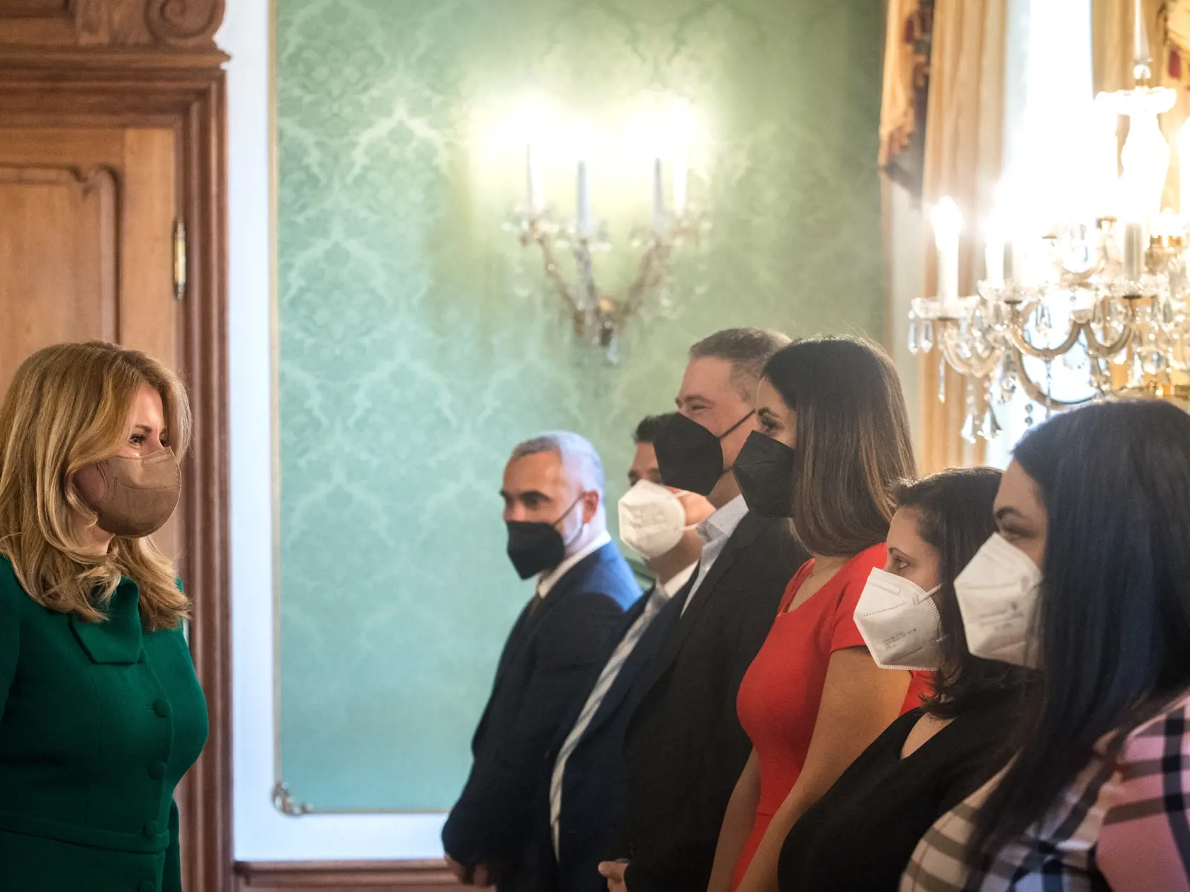 Prezidentka SR Zuzana Čaputová (vľavo) prijala Rómov a Rómky z prvej línie boja proti pandémii a jej dopadom pri príležitosti Medzinárodného dňa Rómov 8. apríla 2021 v Prezidentskom paláci v Bratislave.  Na snímke sprava študentka VŠ zdravotníctva a sociálnej práce sv. Alžbety, zdravotnícka asistentka odd. OMIS v nemocnici Svet Zdravia Michalovce Barbara Balogová, koordinátorka asistentov podpori zdravia, oblasť Snina Lenka Bužová, pracovníčka sociálnej rehabilitácie, Domov sociálnych služieb pr