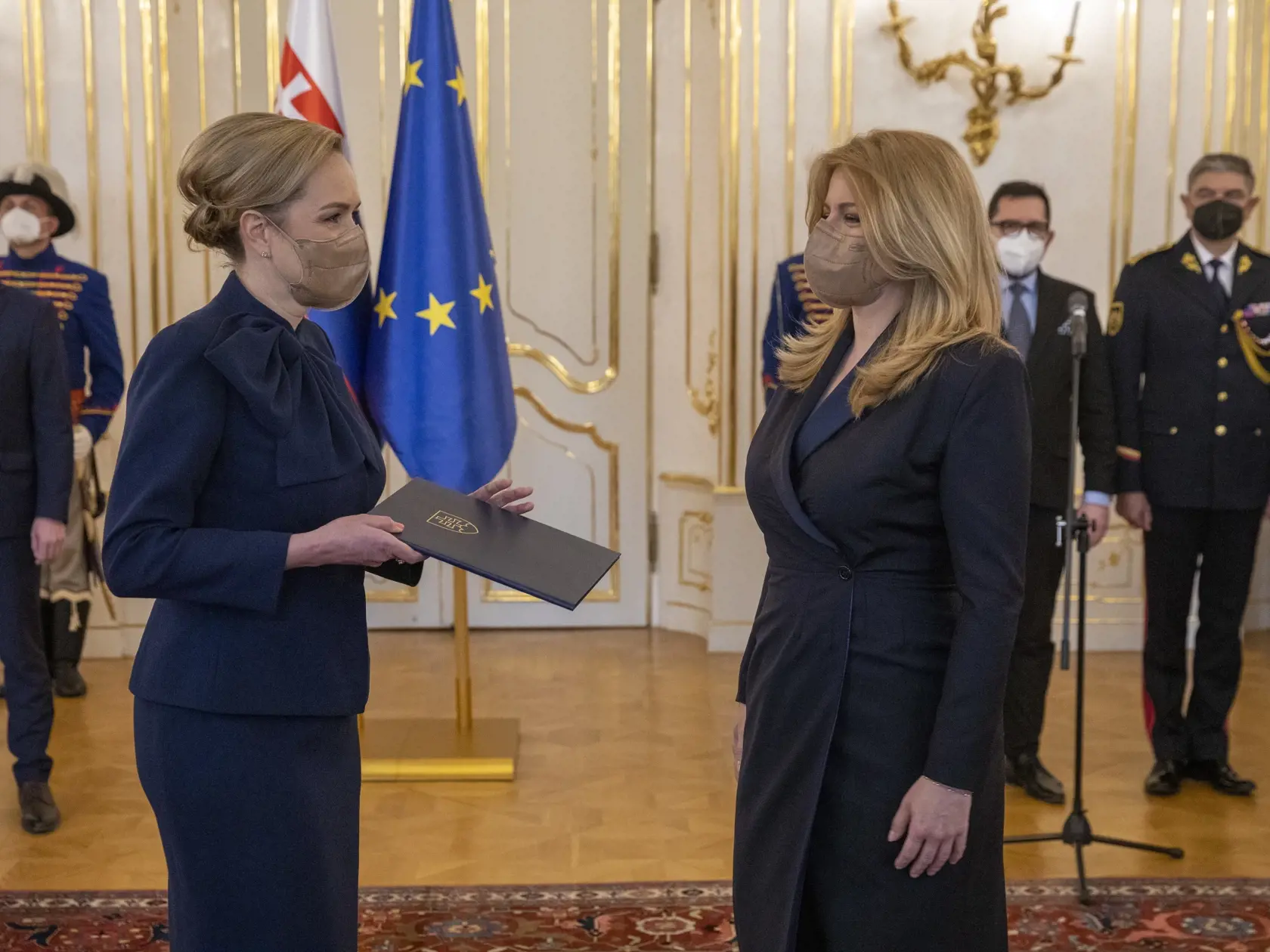 Prezidentka Zuzana Čaputová odovzdáva poverovacie listiny novým vedúcim diplomatických misií SR v zahraničí
Na obr.: prezidentka a Karla Wursterová