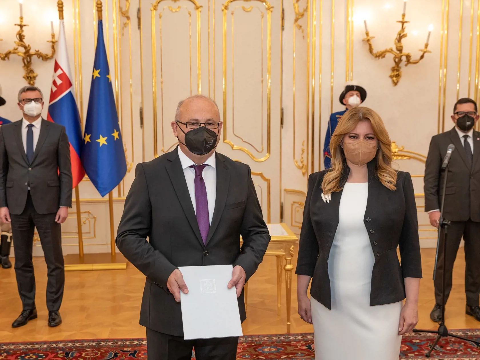 Na snímke je vymenovanie predsedu Najvyššieho správneho súdu SR Pavla Naďa  prezidentkou SR Zuzanou Čaputovou.