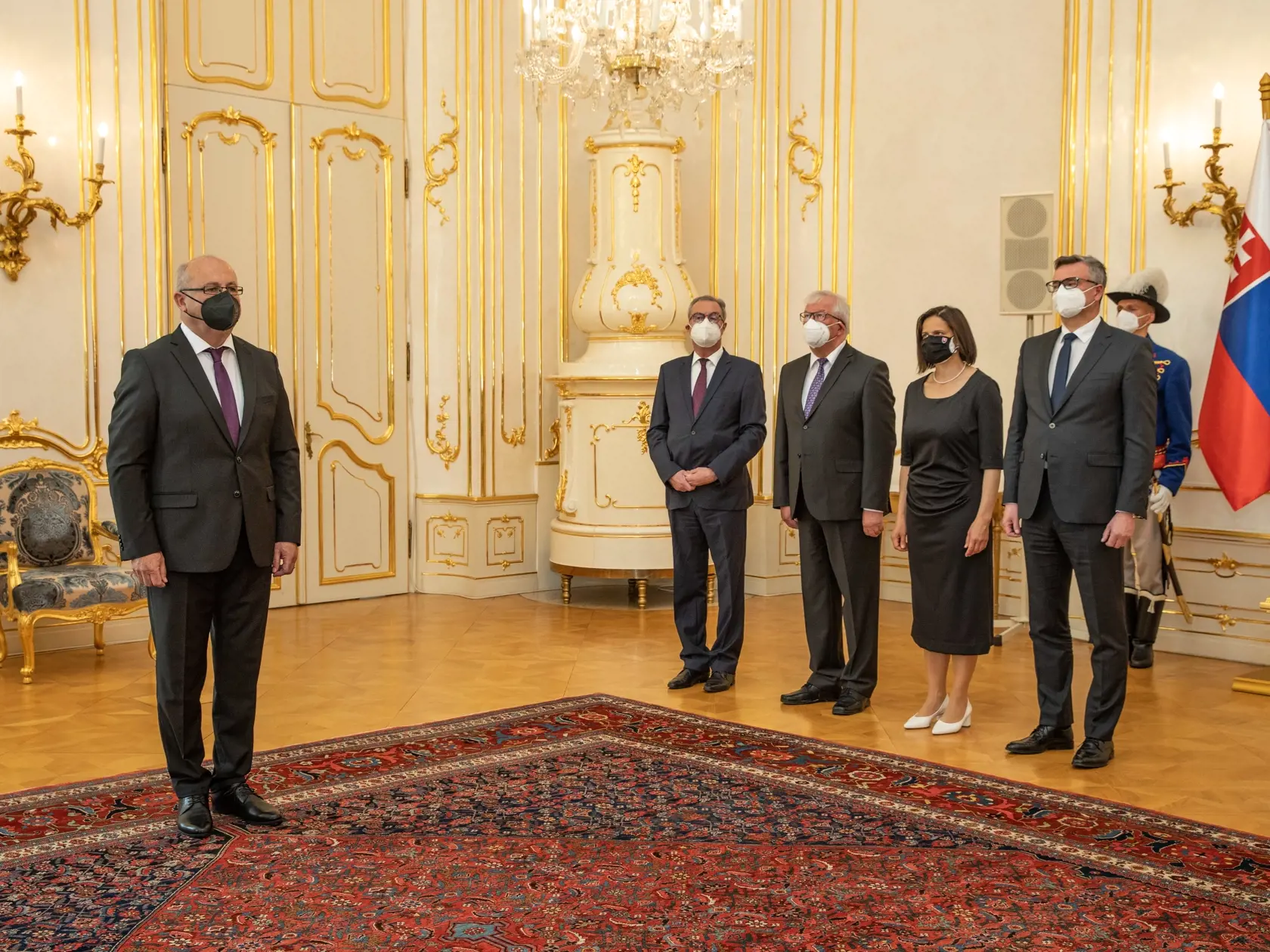 Na snímke je vymenovanie predsedu Najvyššieho správneho súdu SR Pavla Naďa  prezidentkou SR Zuzanou Čaputovou.