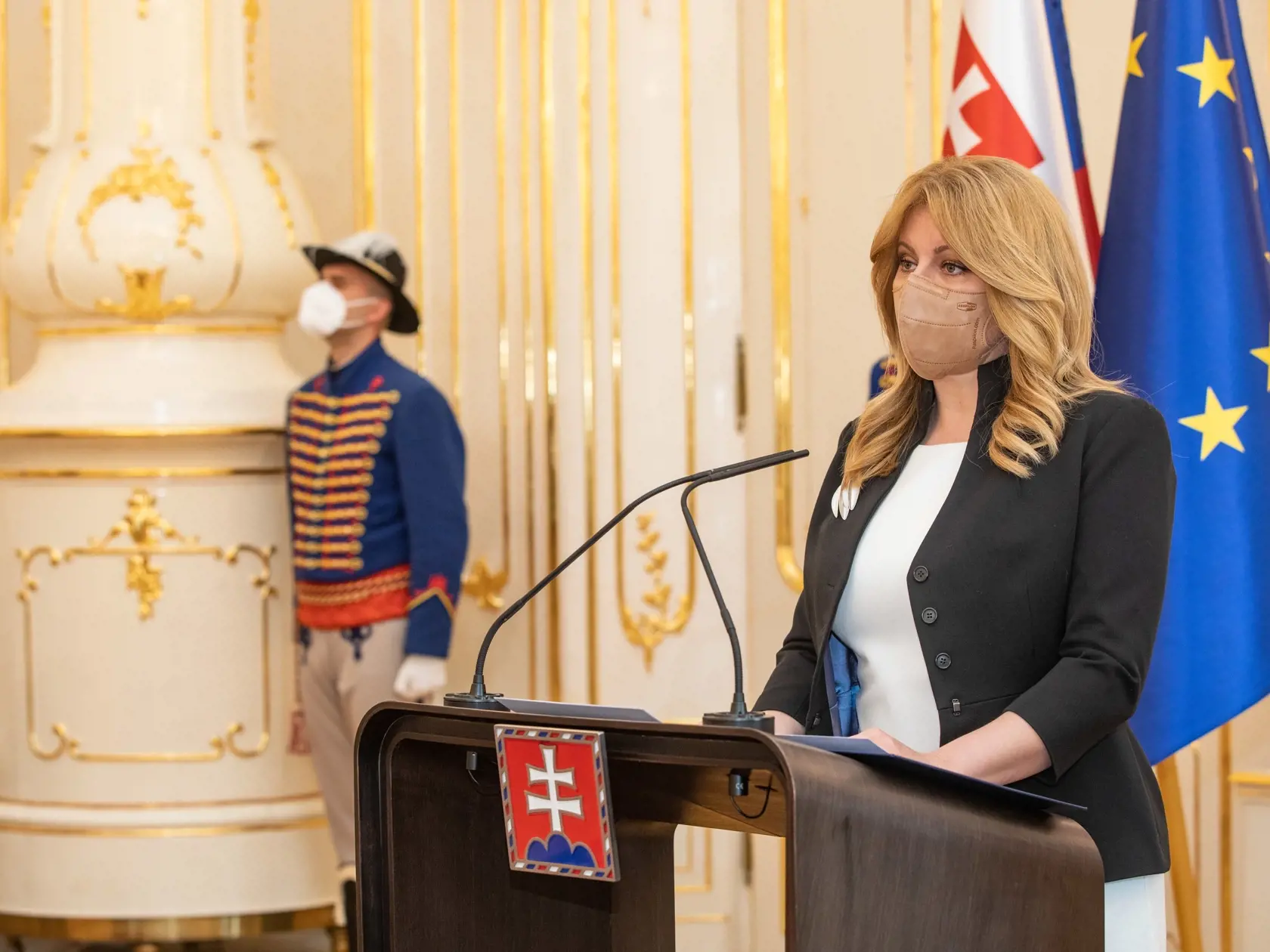 Na snímke je vymenovanie predsedu Najvyššieho správneho súdu SR Pavla Naďa  prezidentkou SR Zuzanou Čaputovou.