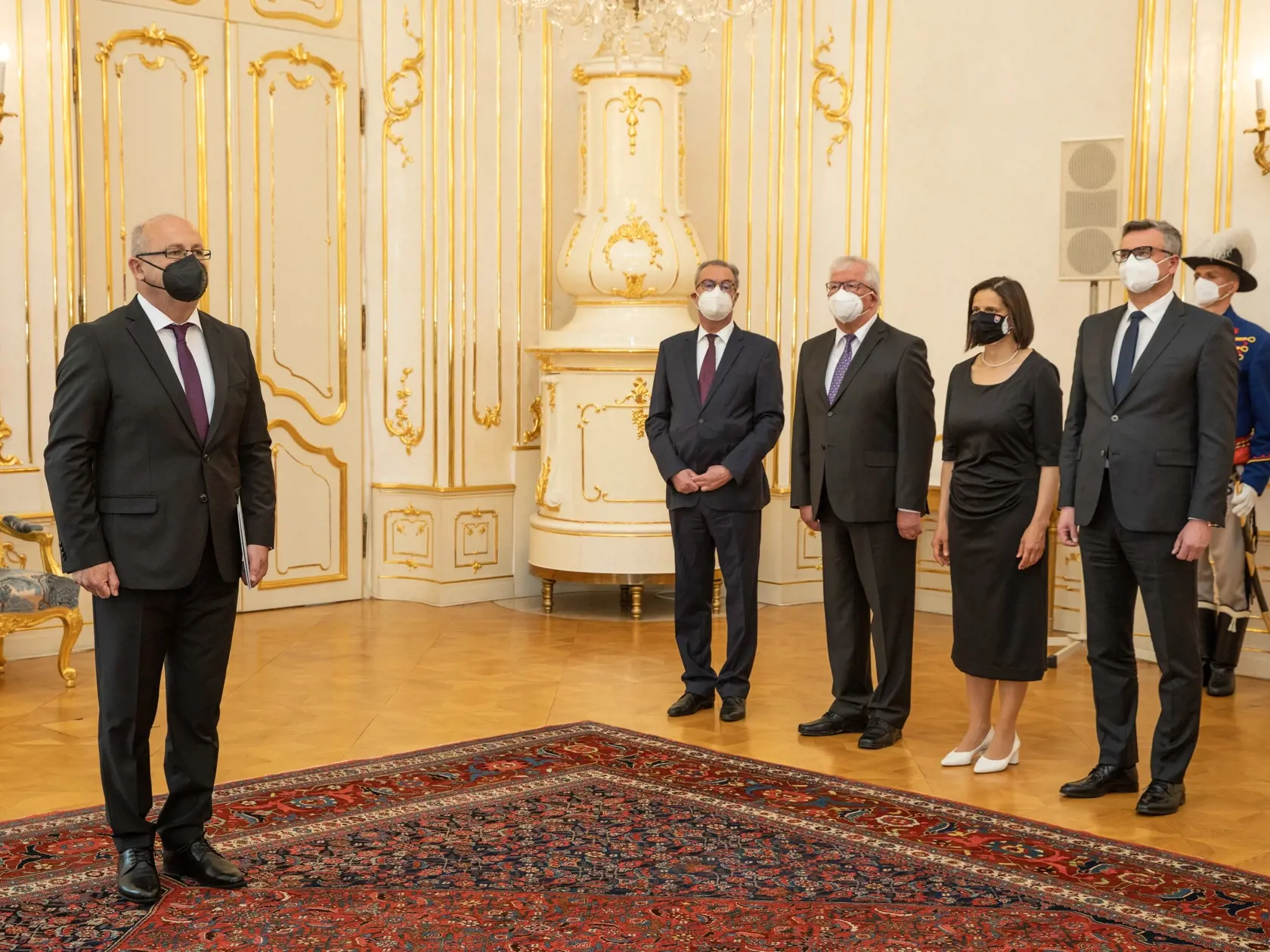 Na snímke je vymenovanie predsedu Najvyššieho správneho súdu SR Pavla Naďa  prezidentkou SR Zuzanou Čaputovou.