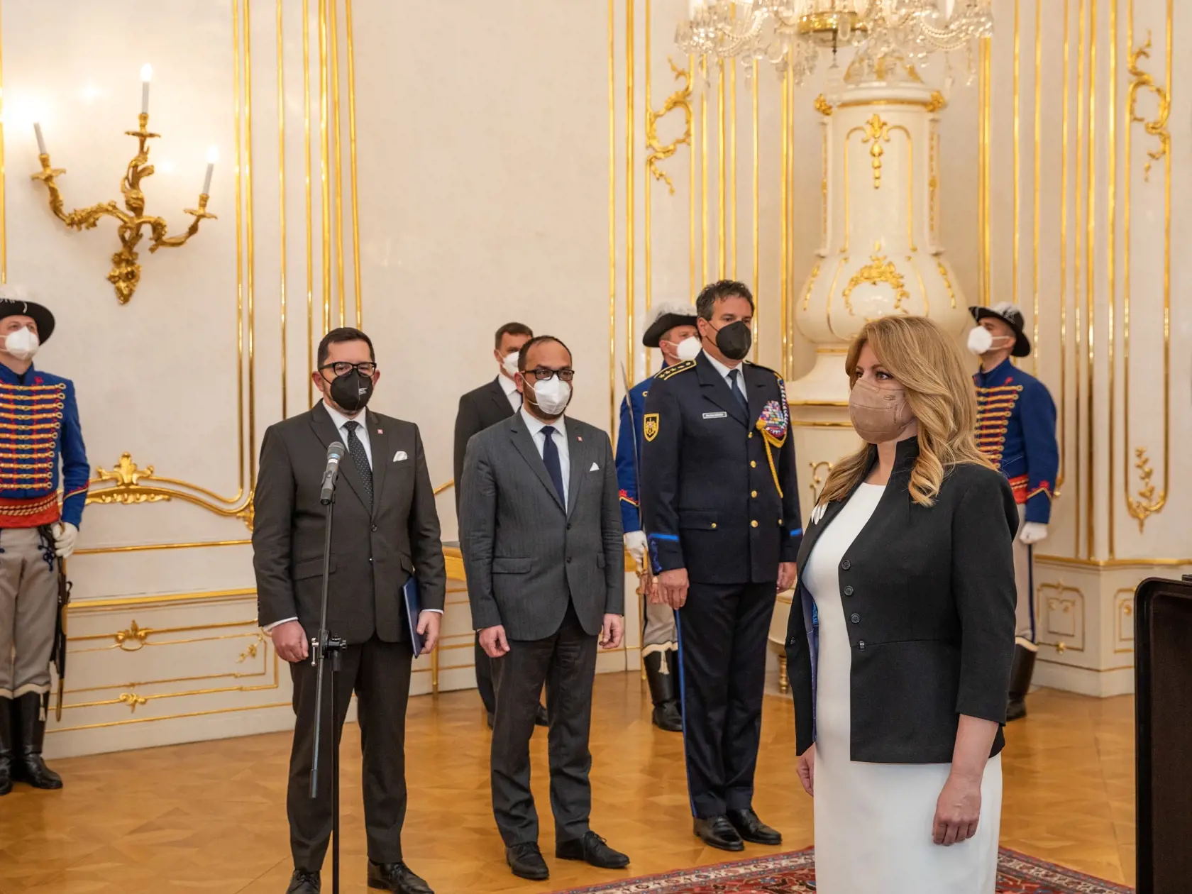 Na snímke je vymenovanie predsedu Najvyššieho správneho súdu SR Pavla Naďa  prezidentkou SR Zuzanou Čaputovou.