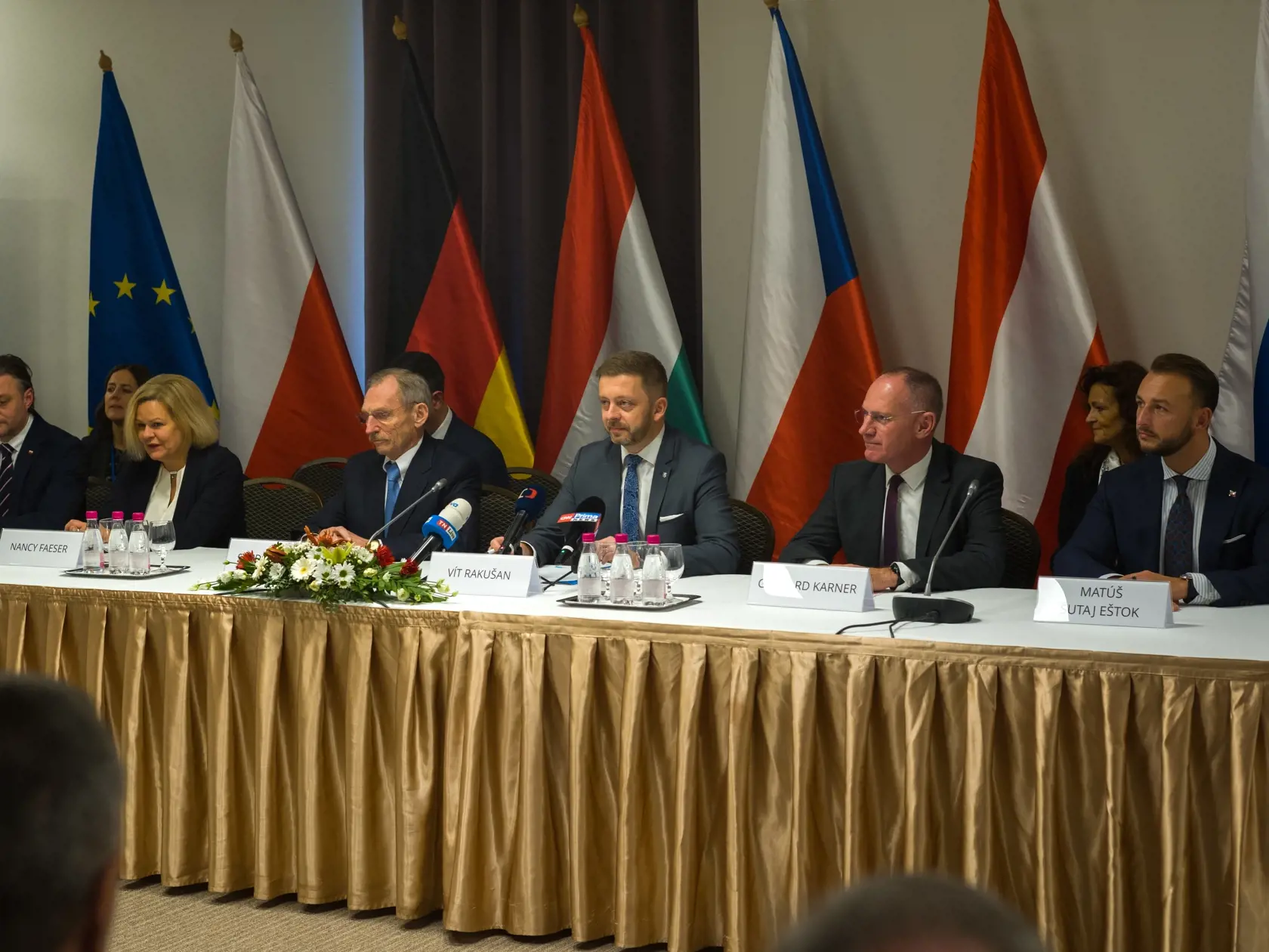 Na snímke sprava slovenský minister vnútra Matúš Šutaj Eštok , rakúsky minister vnútra Gerhard Karner, český minister vnútra Vít Rakušan, maďarský minister vnútra Sándor Pintér a nemecká ministerka vnútra Nancy Faeserová sedia po rokovaní ministrov vnútra členských krajín Vyšehradskej štvorky (V4), Rakúska a Nemecka, ktorí sa stretli v juhomaďarskom Segedíne v pondelok 27. novembra 2023. Ministri rokovali o nelegálnej migrácii a jej dopade na vnútornú bezpečnosť.
