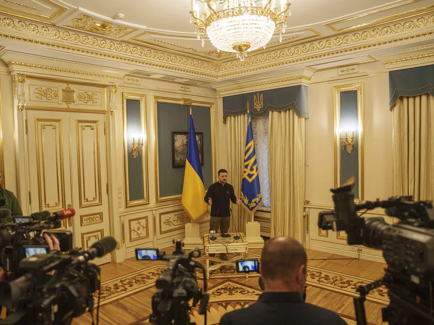 AZ15 Kyjev - Na snímke ukrajinský prezident Volodymyr Zelenskyj (uprostred) reční počas tlačovej konferencie v Kyjeve 4. apríla 2025.