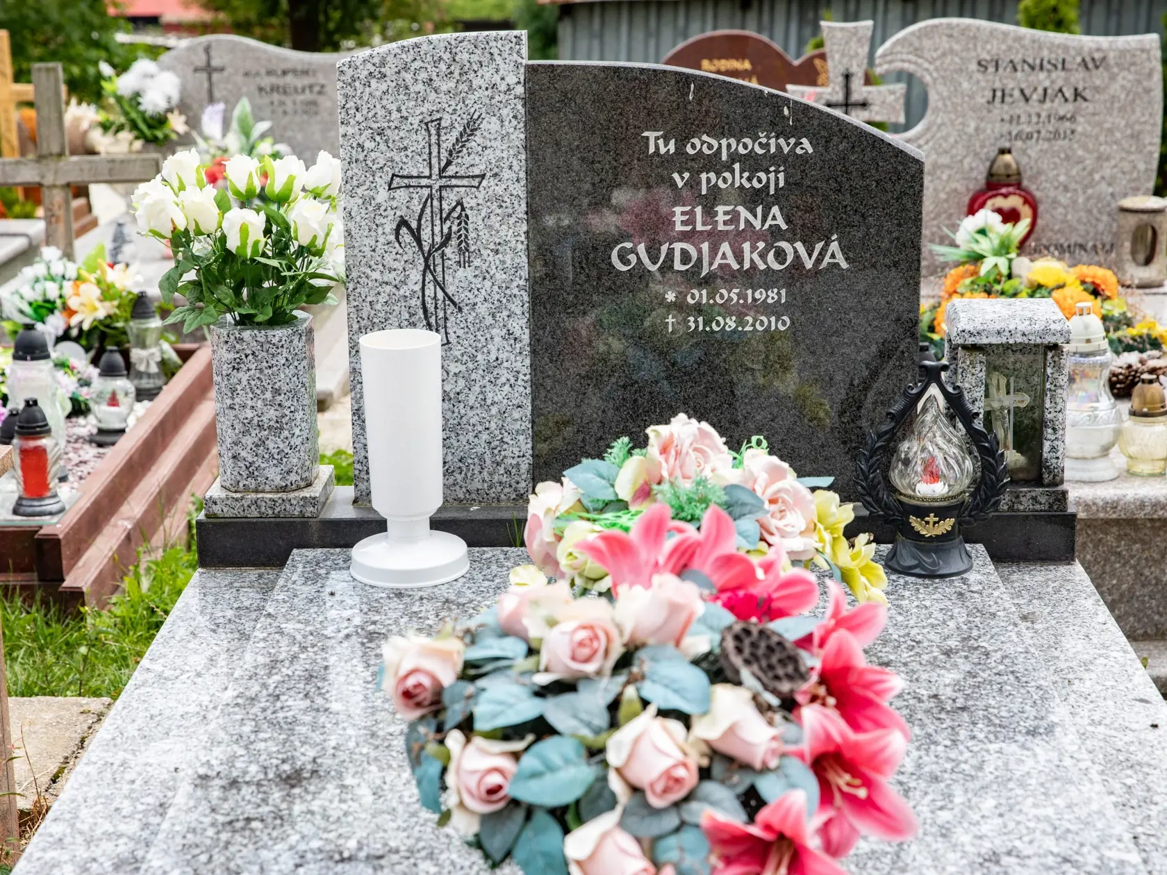 Elena: Od rodiny v obci Oravské Veselé odišla táto tridsiatnička v júli 2010 v skorých ranných hodinách. Odvtedy o nej blízki nemali žiadne informácie. Jej telo našli 16. mája 2011 v lese pri Kysaku.