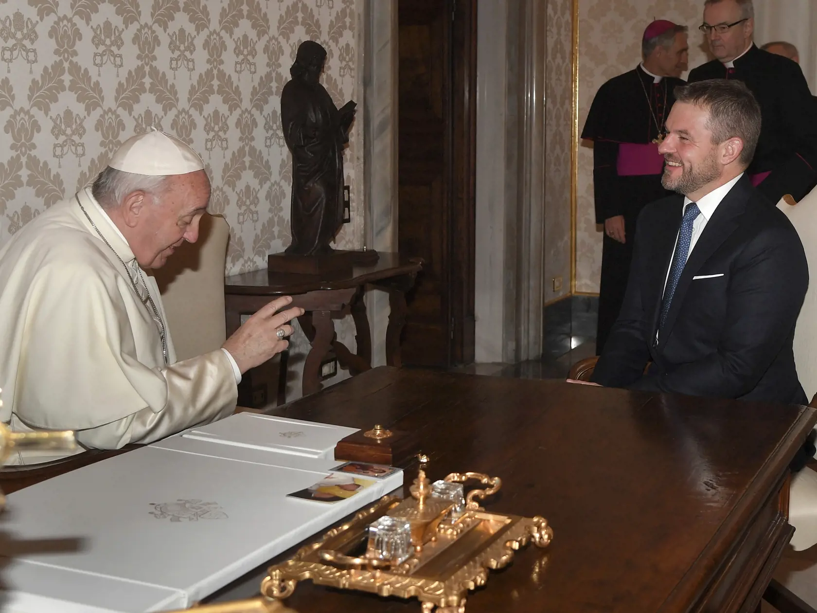 WA 17 Vatikán - Pápež František (vľavo) a slovenský premiér Peter Pellegrini počas súkromnej audiencie vo Vatikáne 9. decembra 2019. Pápež František v pondelok prijal slovenského premiéra Petra Pellegriniho s delegáciou počas jeho oficiálnej návštevy Svätej stolice. Audiencia u pápeža na úrovni predsedu vlády SR sa tak uskutočnila po 19 rokoch. Dosiaľ posledným slovenským premiérom, ktorého prijal vtedajší pápež Ján Pavol II. v novembri 2000, bol Mikuláš Dzurinda. FOTO TASR/AP


Pope Francis, le