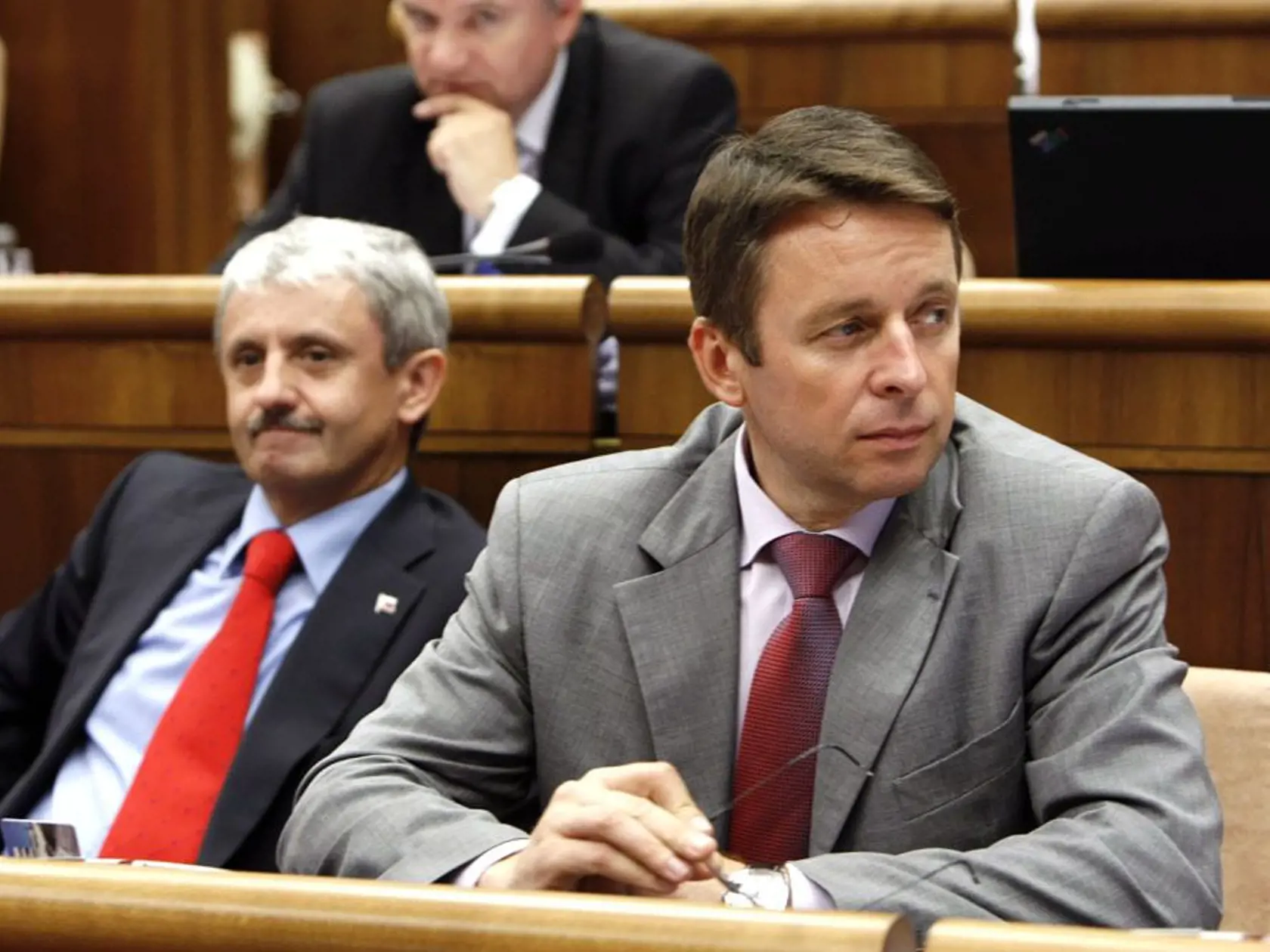 Mikuláš Dzurinda a Ivan Mikloš „zabudli“ povedať, že predaj SPP nezahŕňa kurzové straty, a štát prišiel o 7,7 miliardy korún.